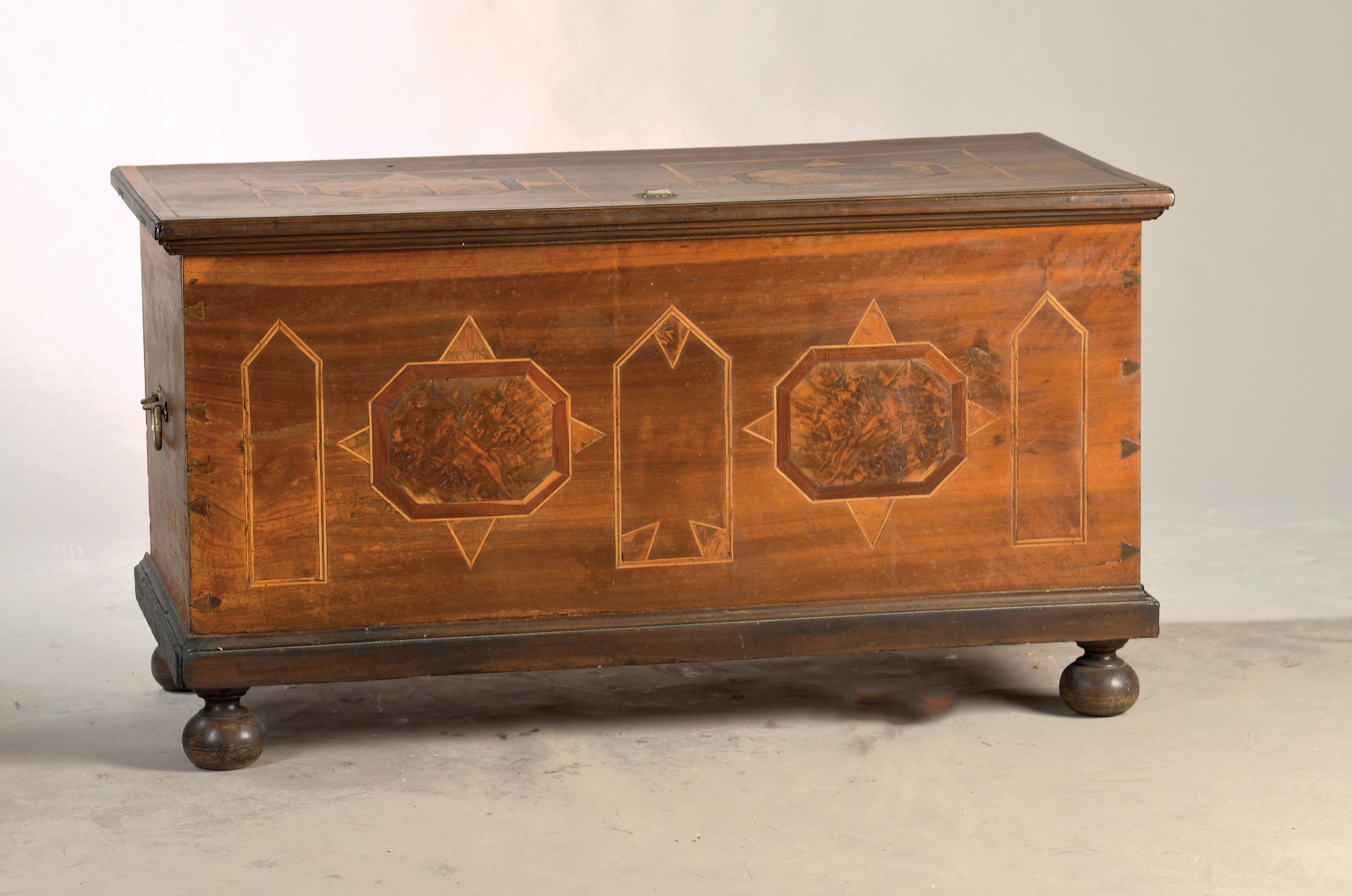 Image 27036836 - Flachdeckeltruhe, süddeutsch, um 1800, Nußbaum mit Fadenintarsien und ...