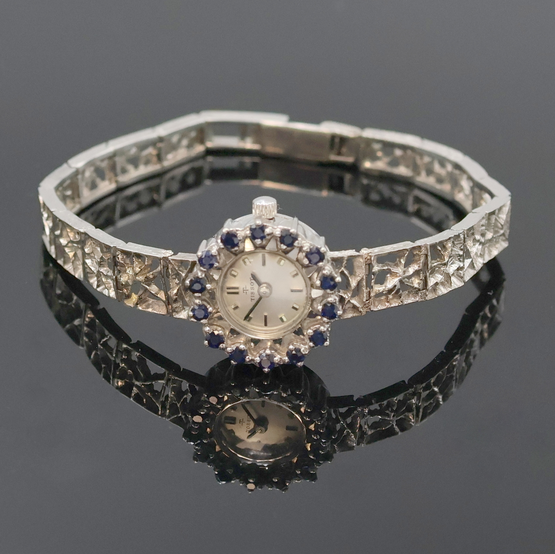 Image 27036842 - TISSOT Damenarmbanduhr in WG 585/000 mit Saphiren, Schweiz 1970er Jahre, Handaufzug, ...