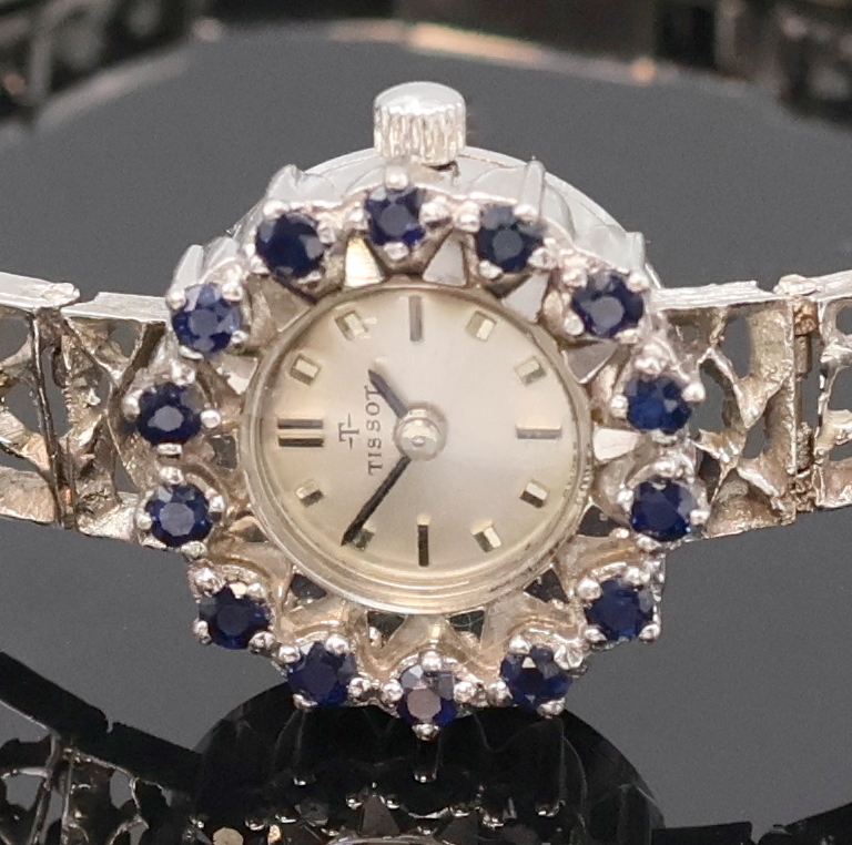 Detail a: TISSOT Damenarmbanduhr in WG 585/000 mit Saphiren, Schweiz 1970er Jahre, Handaufzug, orig. Goldband, Lünette m. Saphiren bes., Boden aufgedr., silb. ...