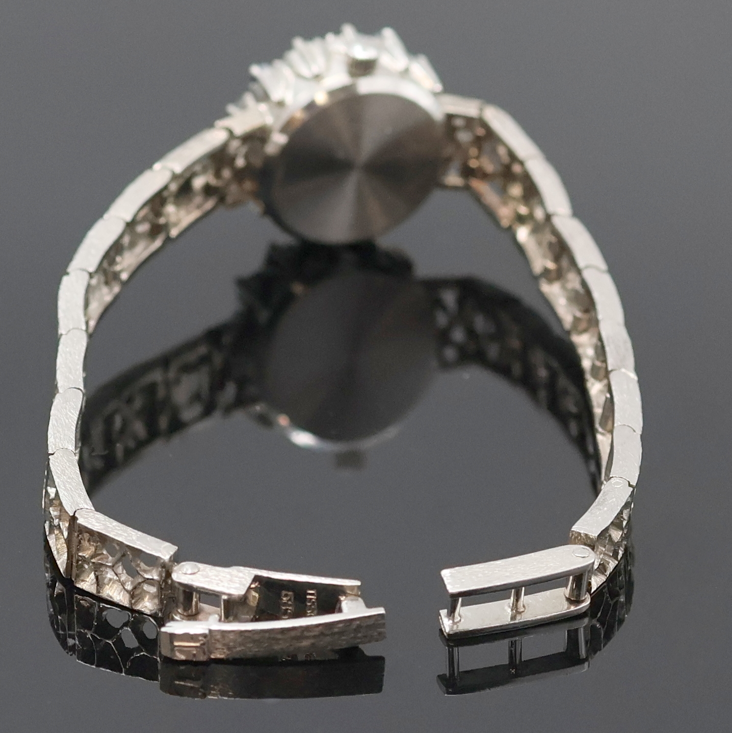 Detail b: TISSOT Damenarmbanduhr in WG 585/000 mit Saphiren, Schweiz 1970er Jahre, Handaufzug, orig. Goldband, Lünette m. Saphiren bes., Boden aufgedr., silb. ...