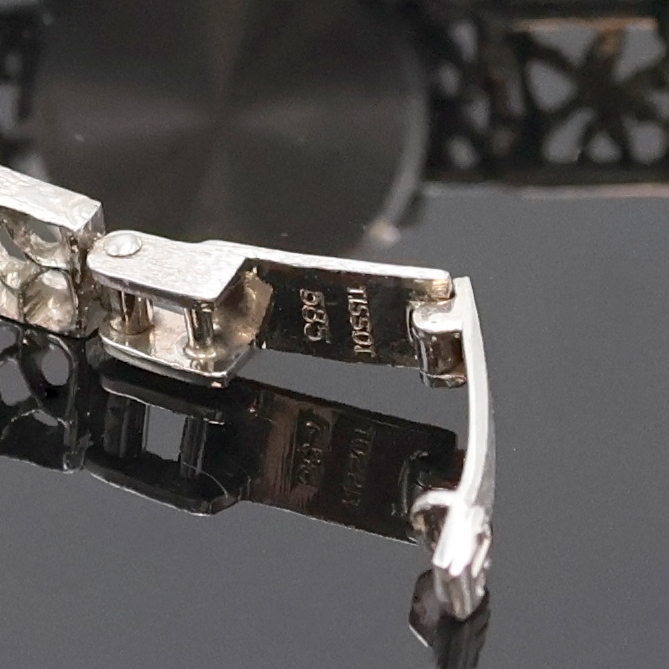Detail c: TISSOT Damenarmbanduhr in WG 585/000 mit Saphiren, Schweiz 1970er Jahre, Handaufzug, orig. Goldband, Lünette m. Saphiren bes., Boden aufgedr., silb. ...