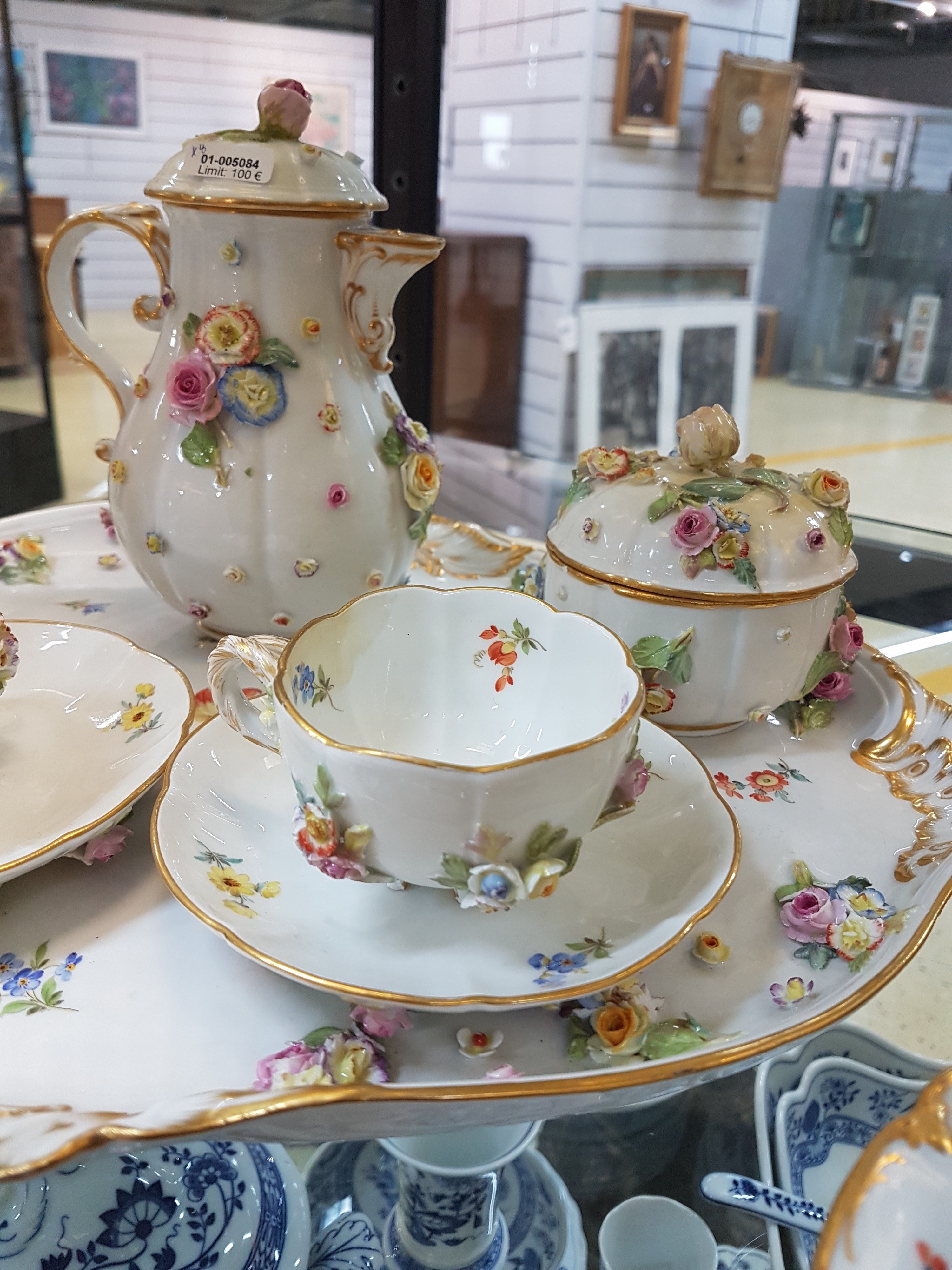 Detail a: Tete-a-tete, Meissen, Knaufzeit/Anfang 20.Jh., Porzellan, gestreute Blümchen, applizierte Blüten und Blätter mehrfach best., mehrfach restauriert, ...