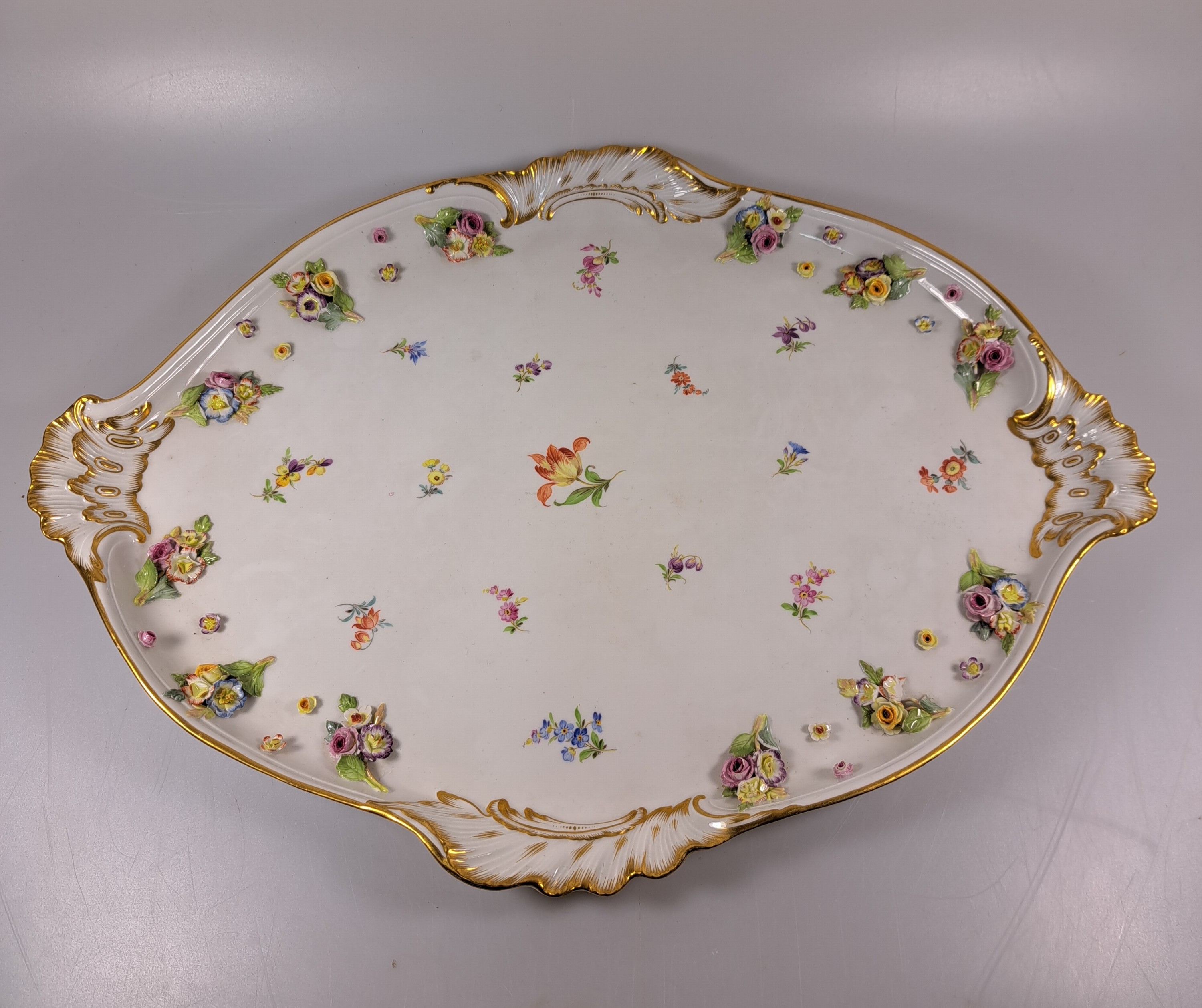 Detail c: Tete-a-tete, Meissen, Knaufzeit/Anfang 20.Jh., Porzellan, gestreute Blümchen, applizierte Blüten und Blätter mehrfach best., mehrfach restauriert, ...