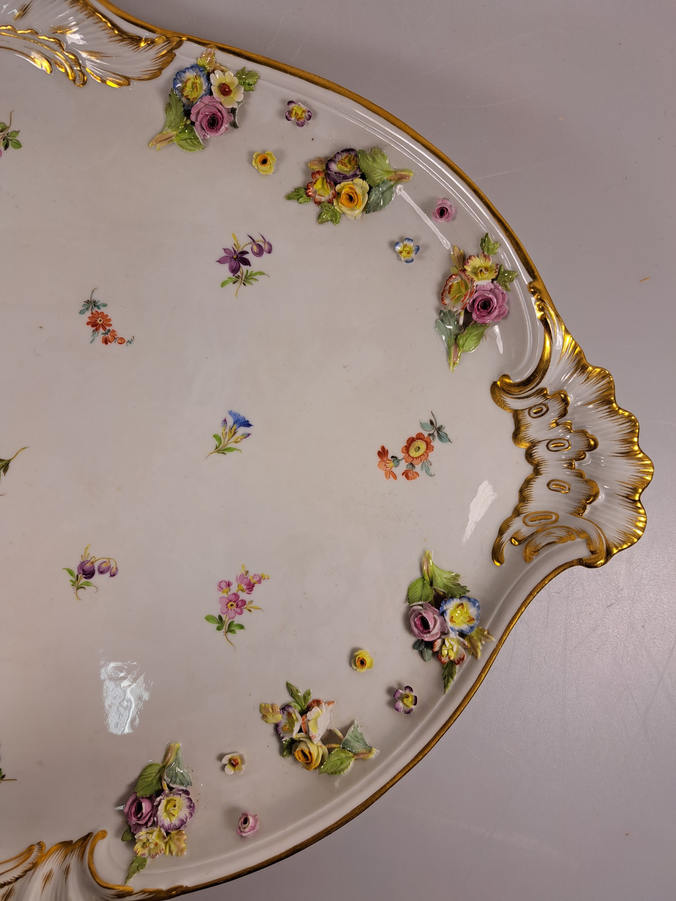 Detail d: Tete-a-tete, Meissen, Knaufzeit/Anfang 20.Jh., Porzellan, gestreute Blümchen, applizierte Blüten und Blätter mehrfach best., mehrfach restauriert, ...
