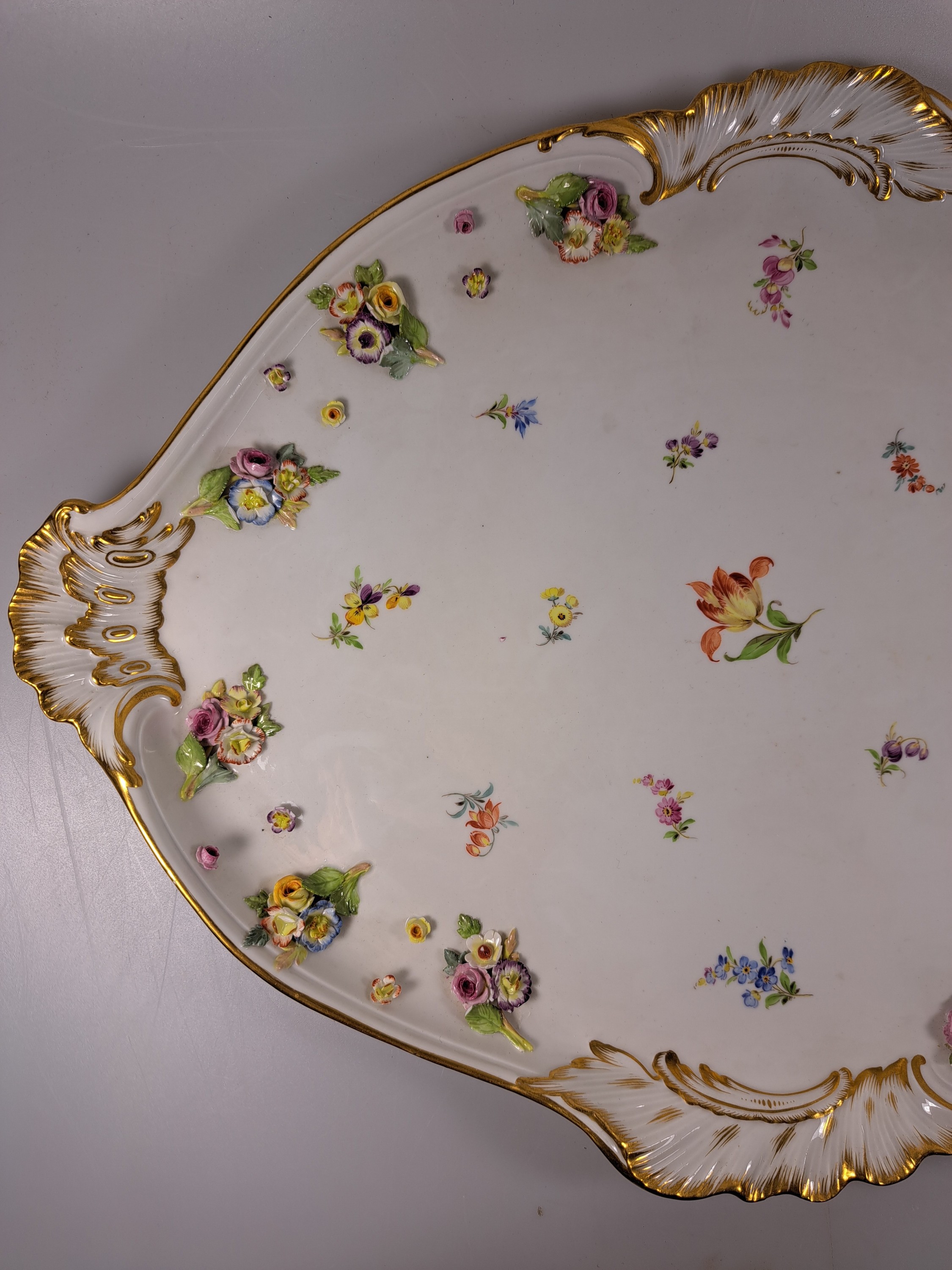 Detail e: Tete-a-tete, Meissen, Knaufzeit/Anfang 20.Jh., Porzellan, gestreute Blümchen, applizierte Blüten und Blätter mehrfach best., mehrfach restauriert, ...