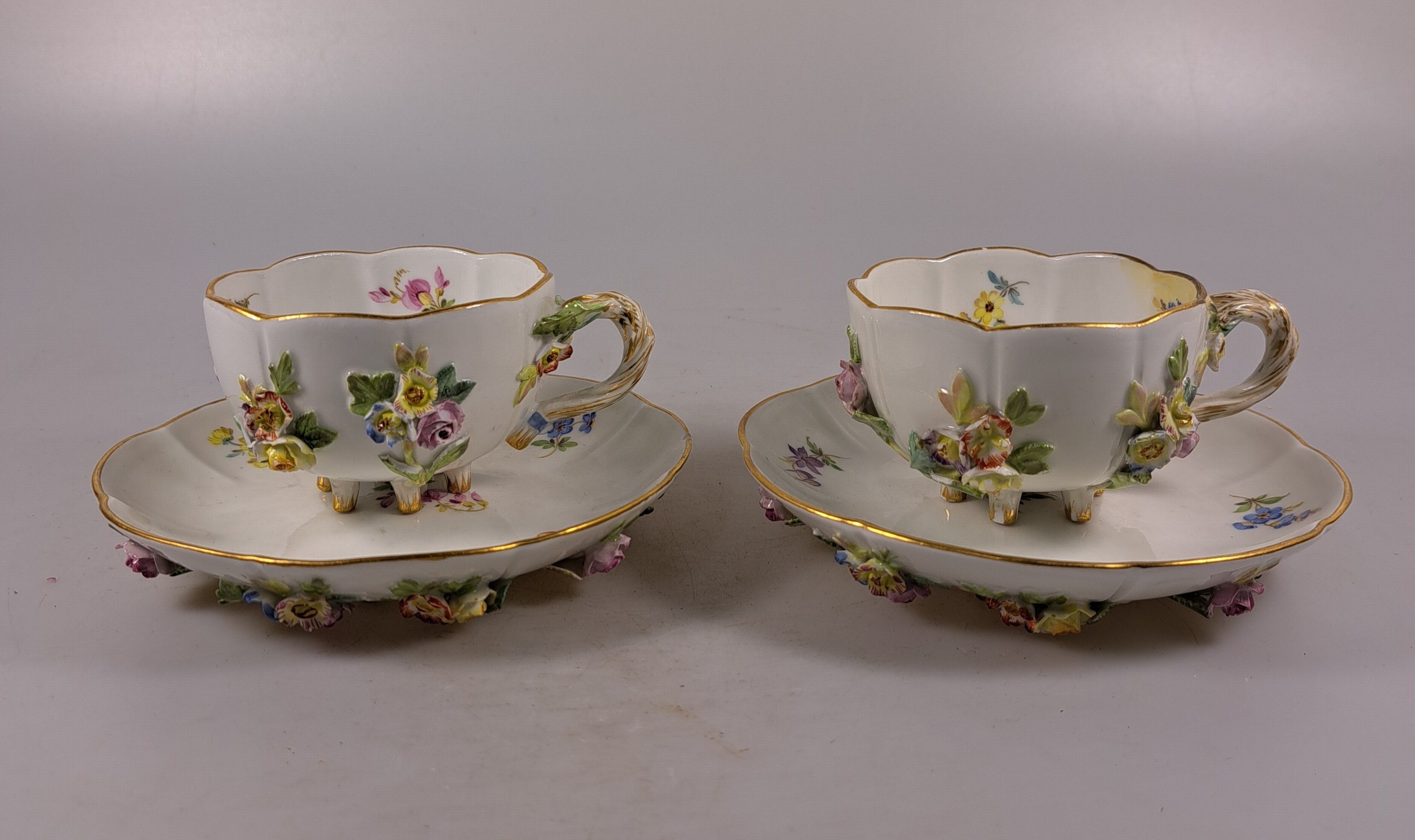 Detail h: Tete-a-tete, Meissen, Knaufzeit/Anfang 20.Jh., Porzellan, gestreute Blümchen, applizierte Blüten und Blätter mehrfach best., mehrfach restauriert, ...