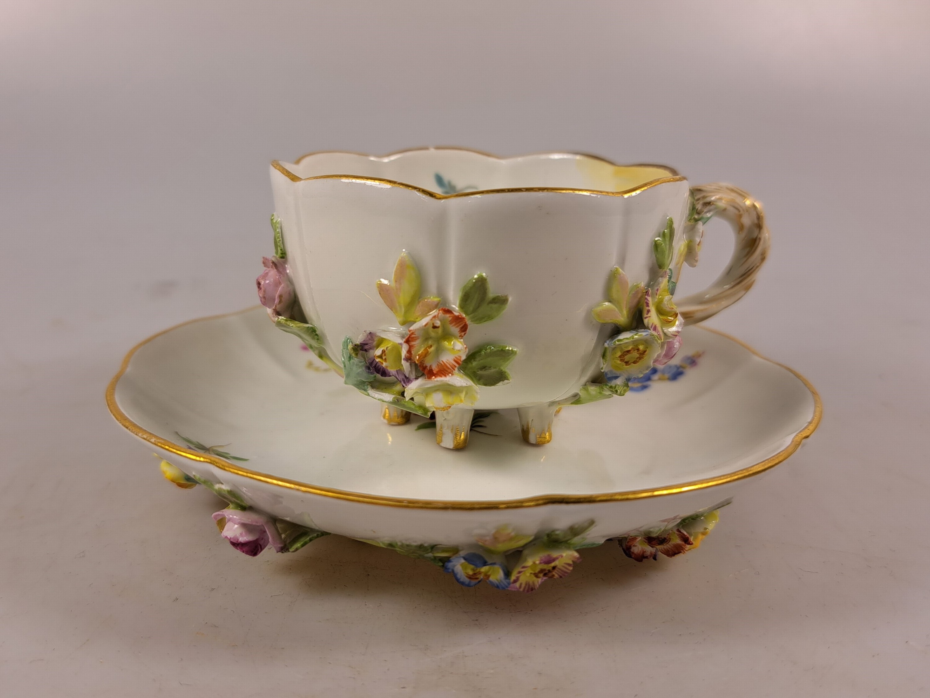 Detail i: Tete-a-tete, Meissen, Knaufzeit/Anfang 20.Jh., Porzellan, gestreute Blümchen, applizierte Blüten und Blätter mehrfach best., mehrfach restauriert, ...
