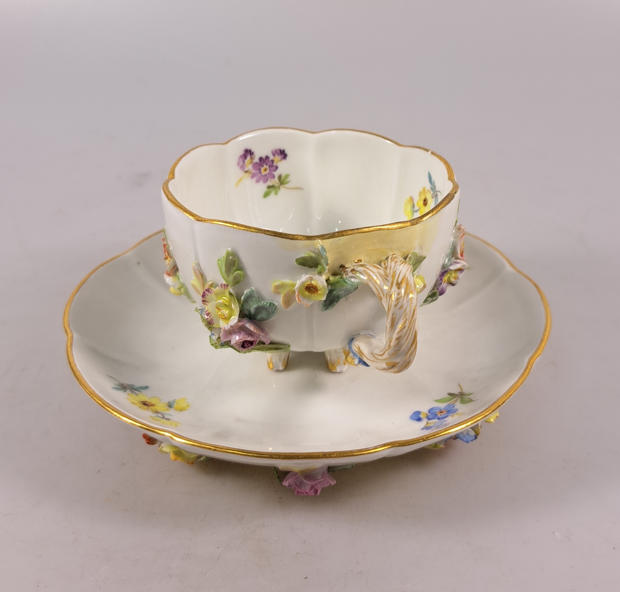 Detail j: Tete-a-tete, Meissen, Knaufzeit/Anfang 20.Jh., Porzellan, gestreute Blümchen, applizierte Blüten und Blätter mehrfach best., mehrfach restauriert, ...