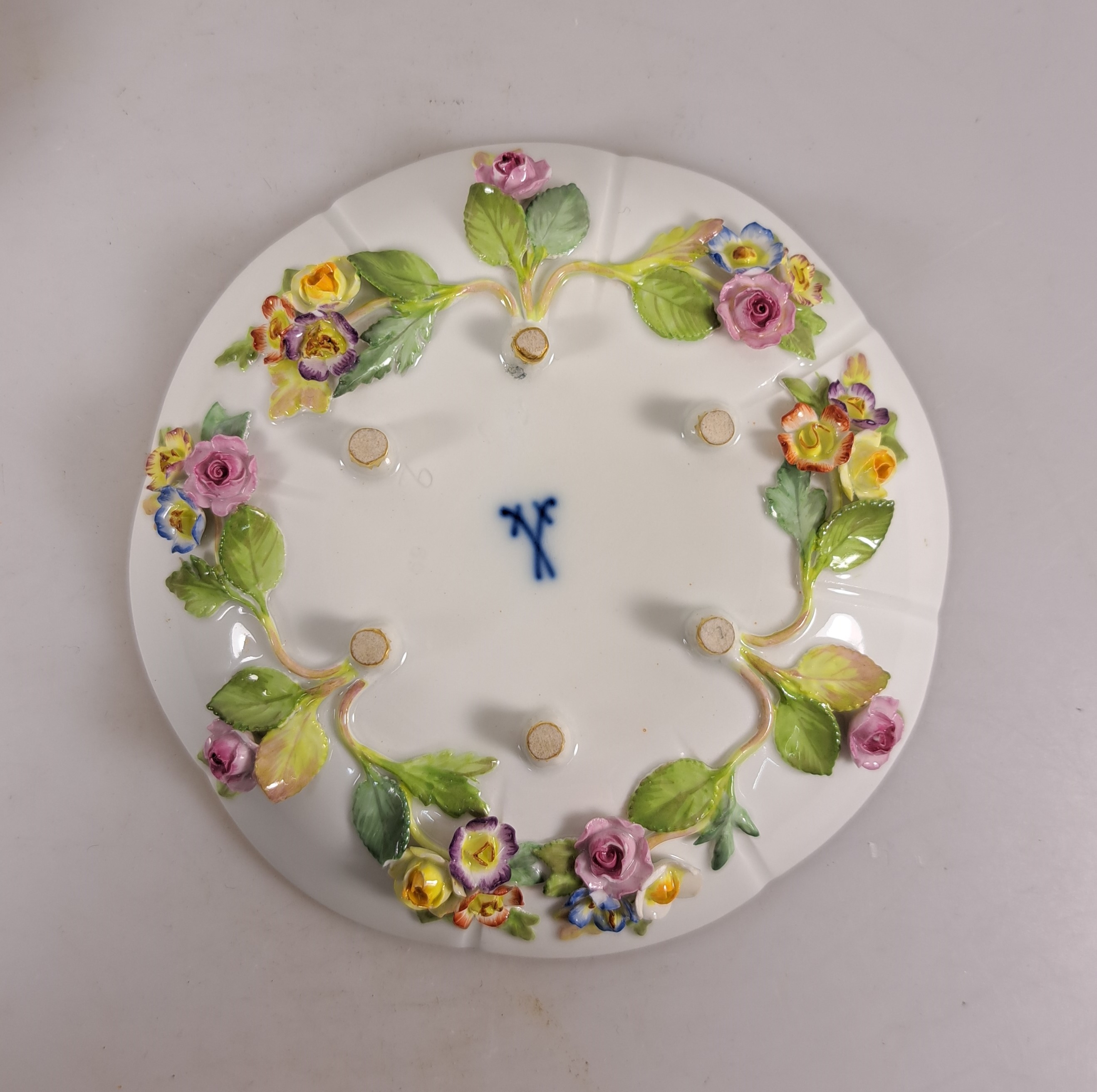 Detail k: Tete-a-tete, Meissen, Knaufzeit/Anfang 20.Jh., Porzellan, gestreute Blümchen, applizierte Blüten und Blätter mehrfach best., mehrfach restauriert, ...