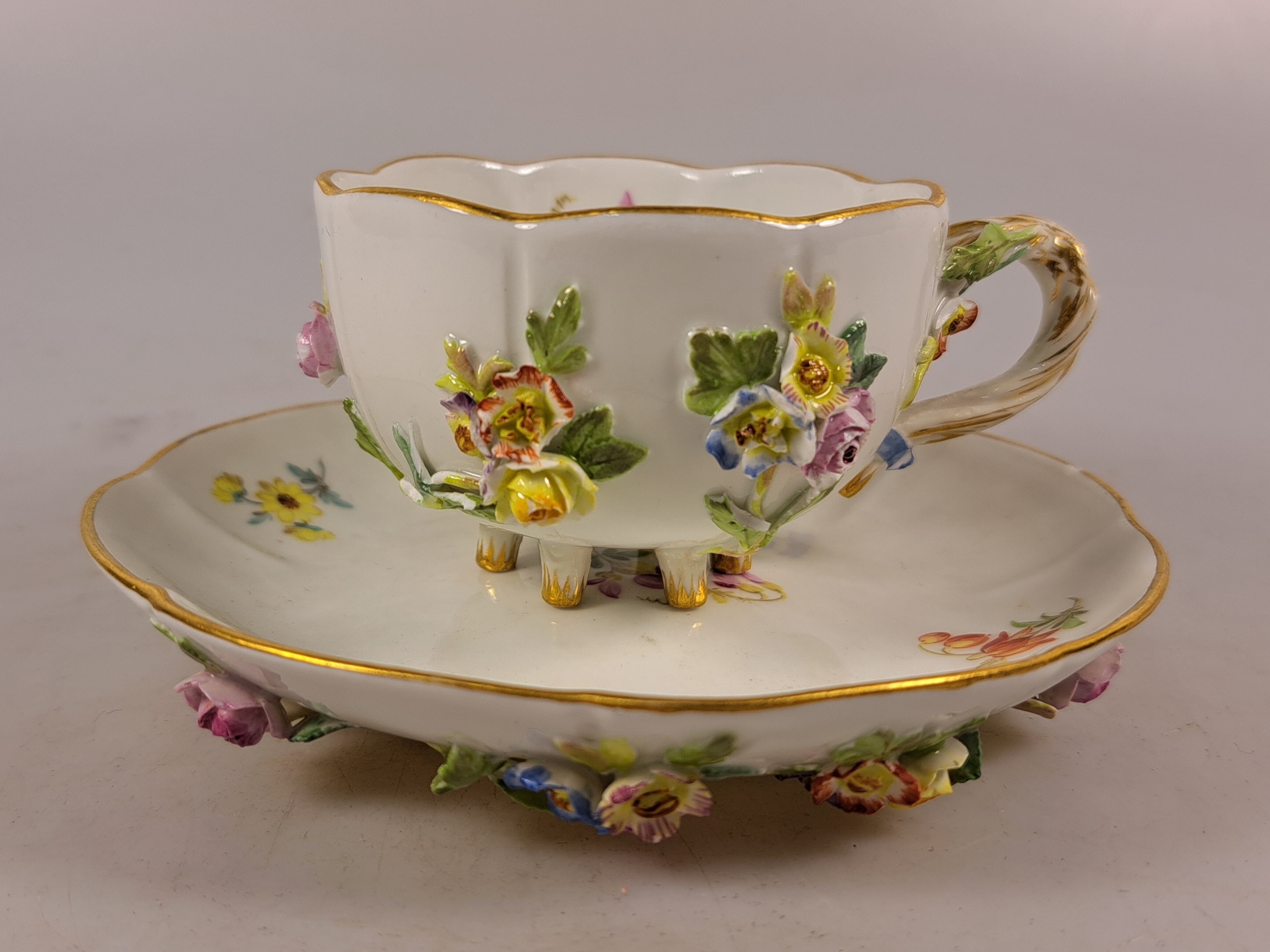 Detail l: Tete-a-tete, Meissen, Knaufzeit/Anfang 20.Jh., Porzellan, gestreute Blümchen, applizierte Blüten und Blätter mehrfach best., mehrfach restauriert, ...