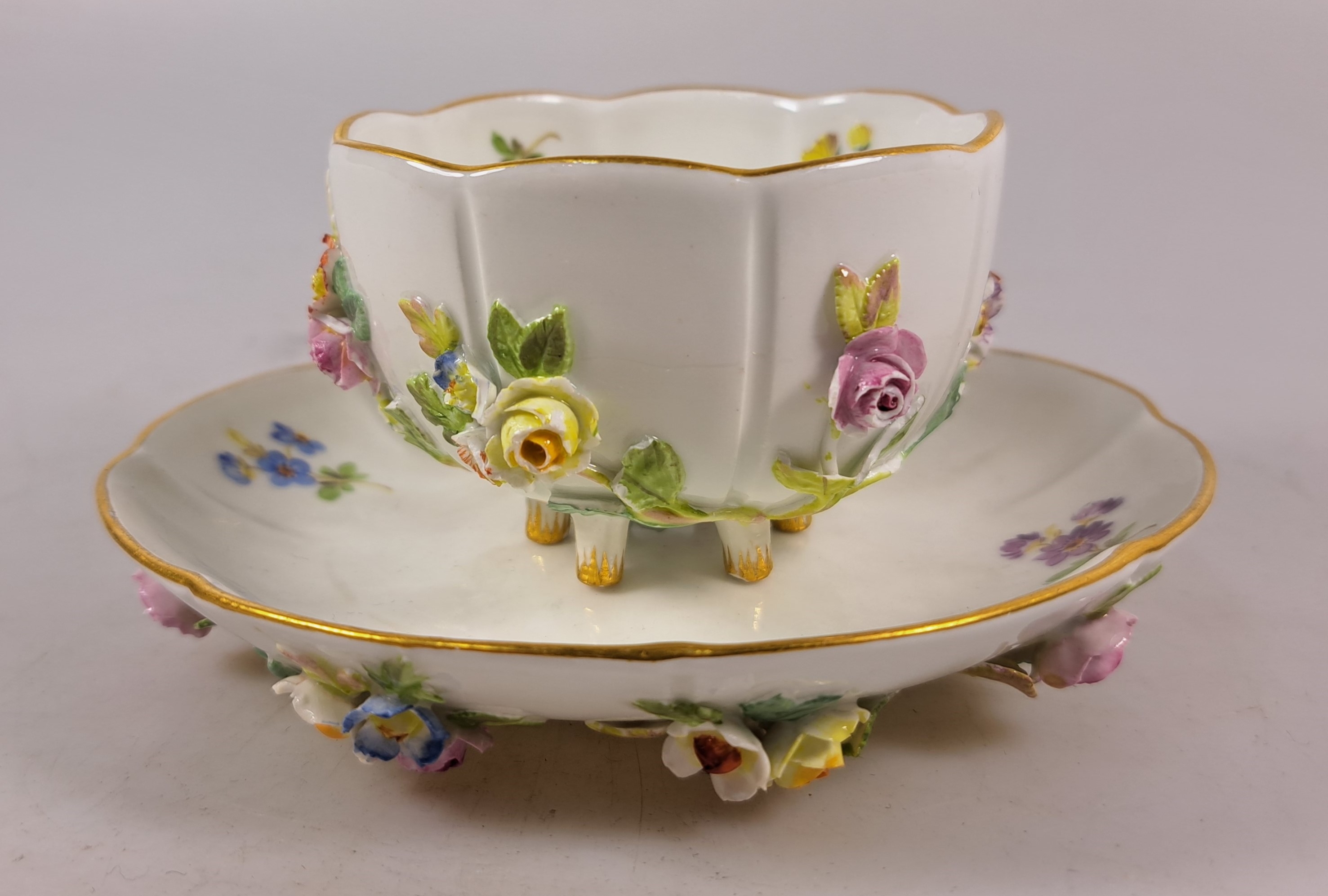 Detail m: Tete-a-tete, Meissen, Knaufzeit/Anfang 20.Jh., Porzellan, gestreute Blümchen, applizierte Blüten und Blätter mehrfach best., mehrfach restauriert, ...