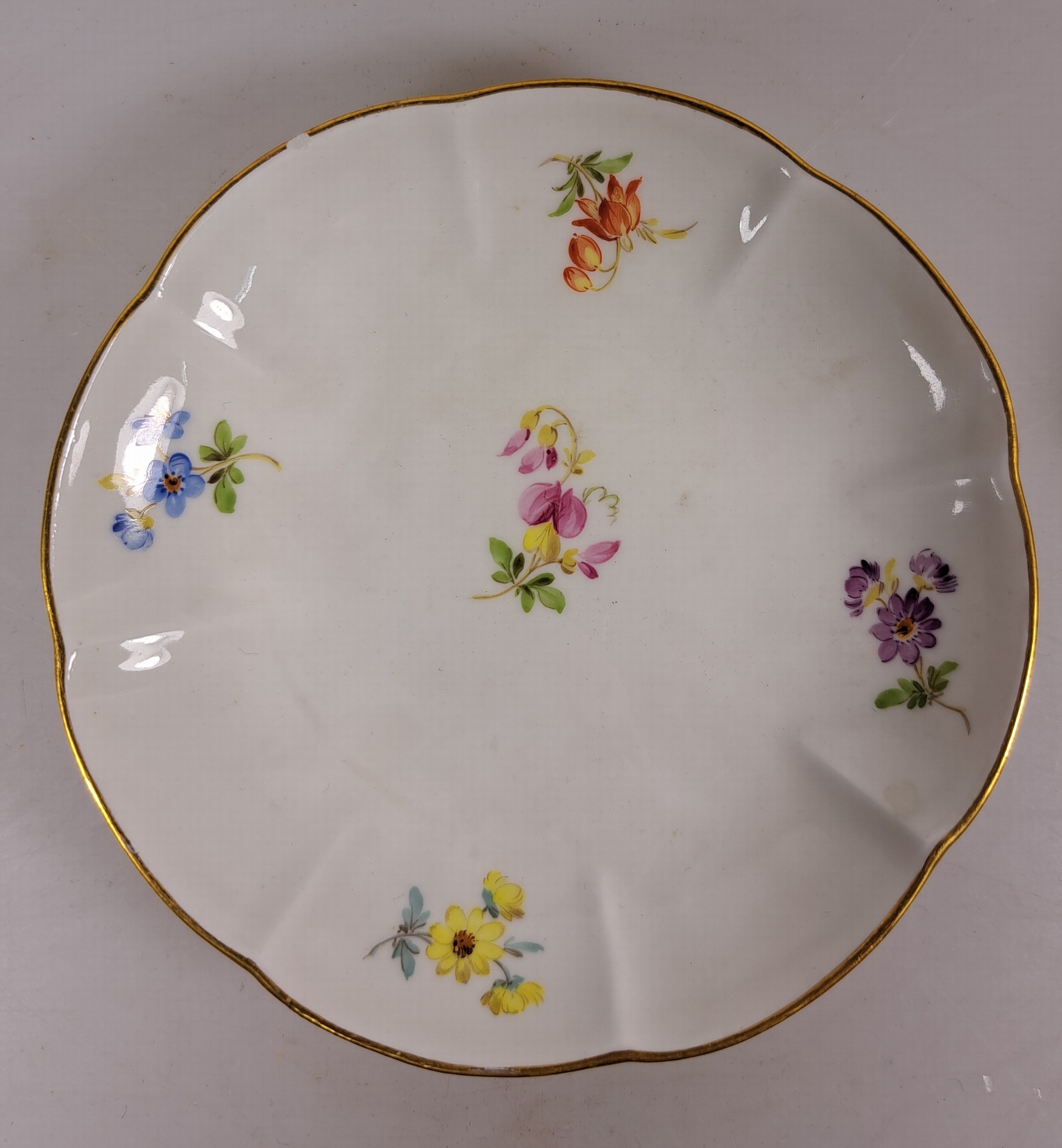 Detail n: Tete-a-tete, Meissen, Knaufzeit/Anfang 20.Jh., Porzellan, gestreute Blümchen, applizierte Blüten und Blätter mehrfach best., mehrfach restauriert, ...
