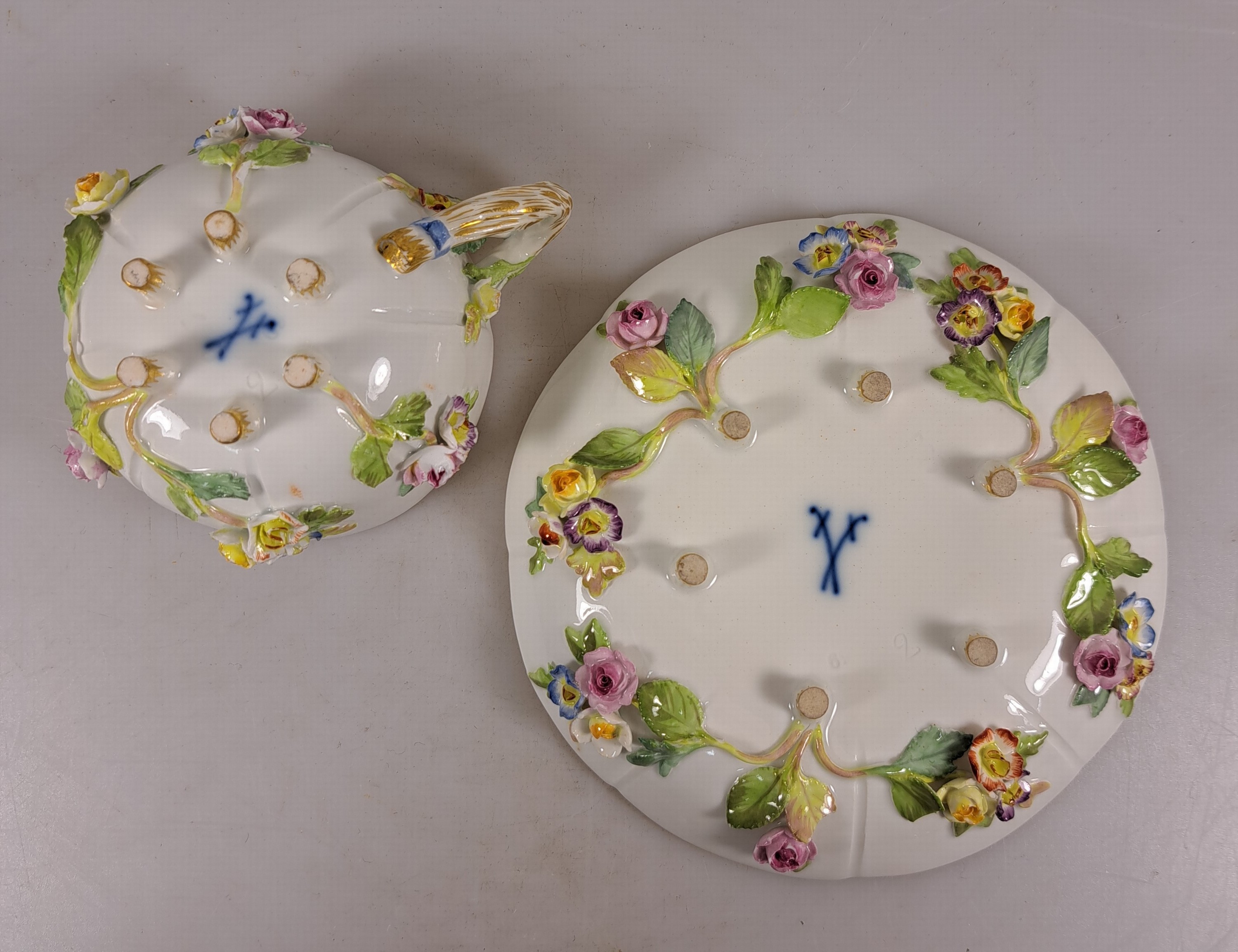Detail o: Tete-a-tete, Meissen, Knaufzeit/Anfang 20.Jh., Porzellan, gestreute Blümchen, applizierte Blüten und Blätter mehrfach best., mehrfach restauriert, ...
