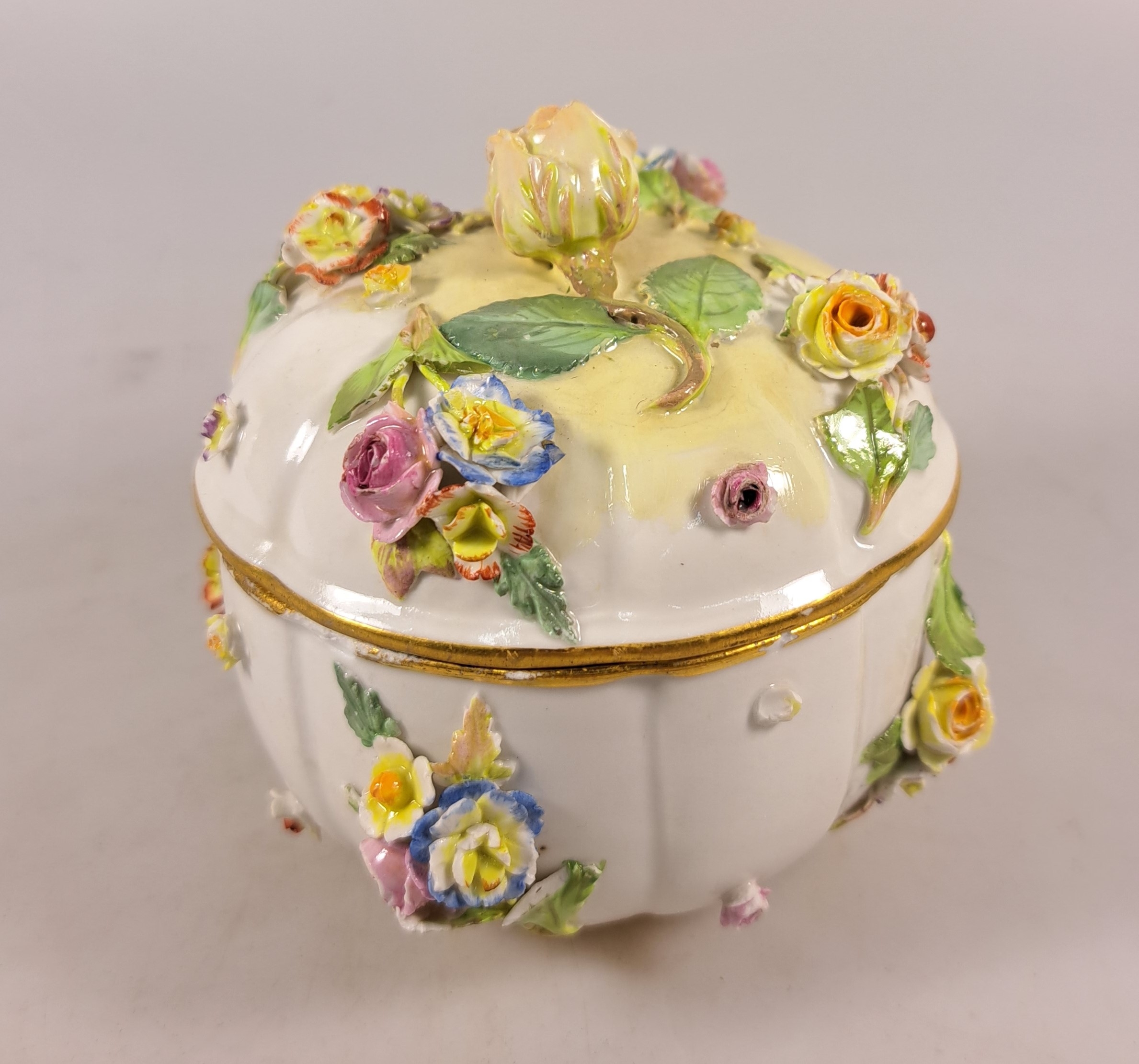 Detail p: Tete-a-tete, Meissen, Knaufzeit/Anfang 20.Jh., Porzellan, gestreute Blümchen, applizierte Blüten und Blätter mehrfach best., mehrfach restauriert, ...
