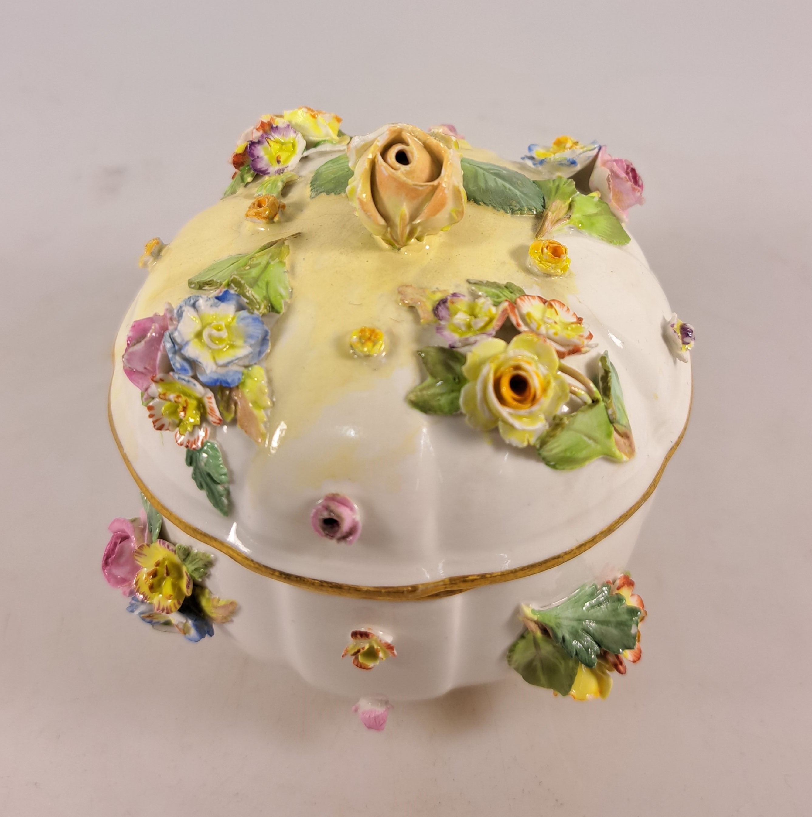 Detail q: Tete-a-tete, Meissen, Knaufzeit/Anfang 20.Jh., Porzellan, gestreute Blümchen, applizierte Blüten und Blätter mehrfach best., mehrfach restauriert, ...