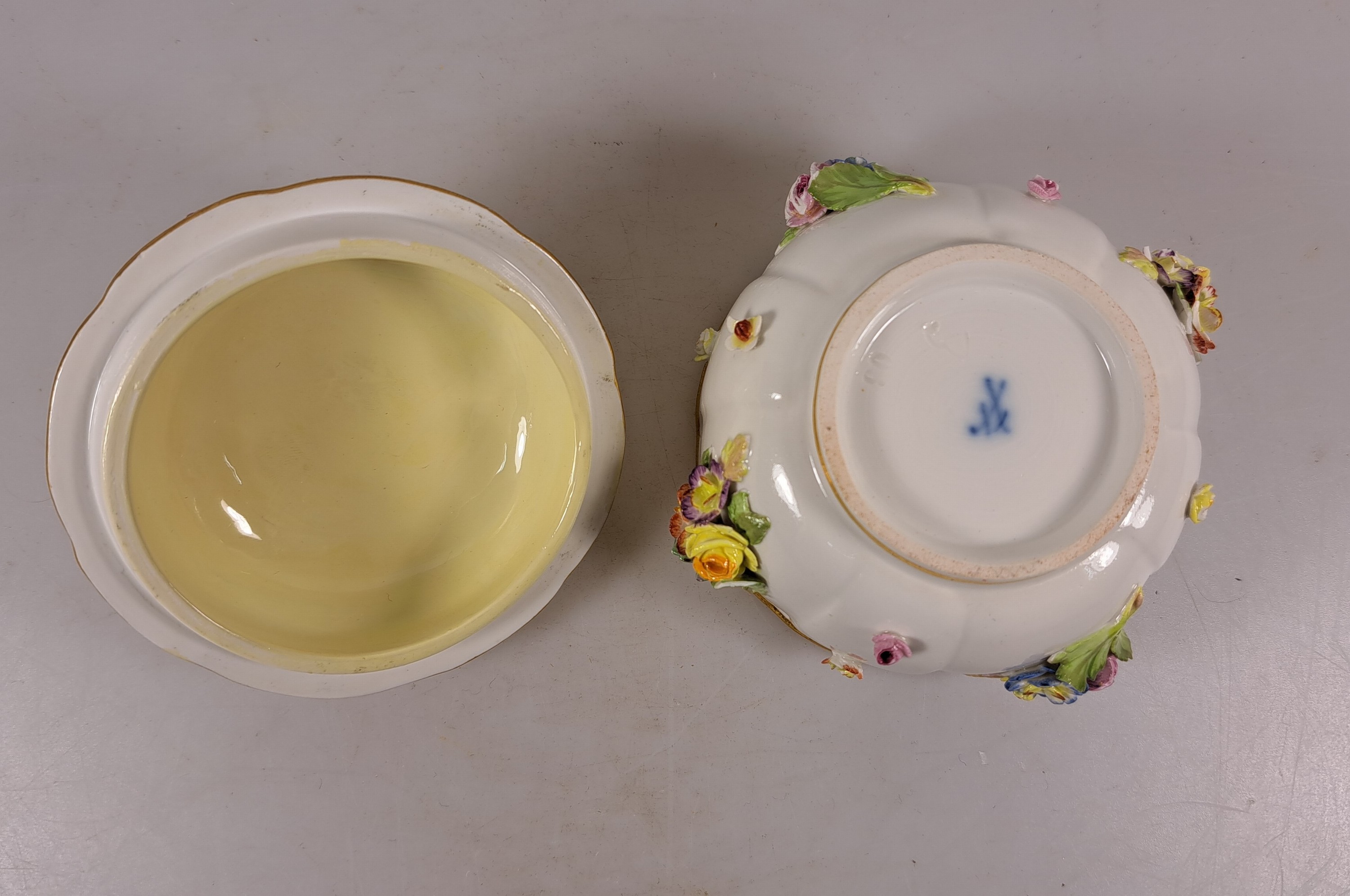 Detail r: Tete-a-tete, Meissen, Knaufzeit/Anfang 20.Jh., Porzellan, gestreute Blümchen, applizierte Blüten und Blätter mehrfach best., mehrfach restauriert, ...