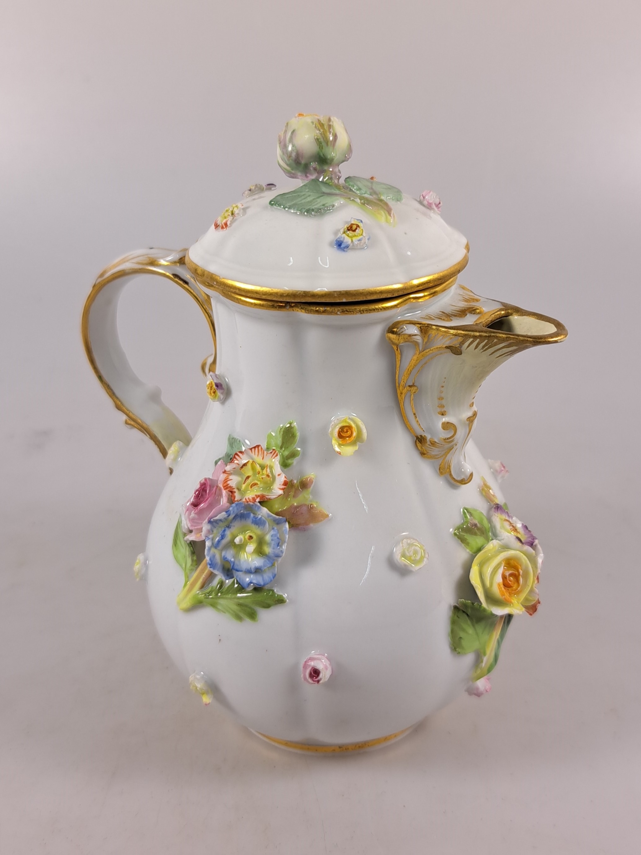 Detail s: Tete-a-tete, Meissen, Knaufzeit/Anfang 20.Jh., Porzellan, gestreute Blümchen, applizierte Blüten und Blätter mehrfach best., mehrfach restauriert, ...