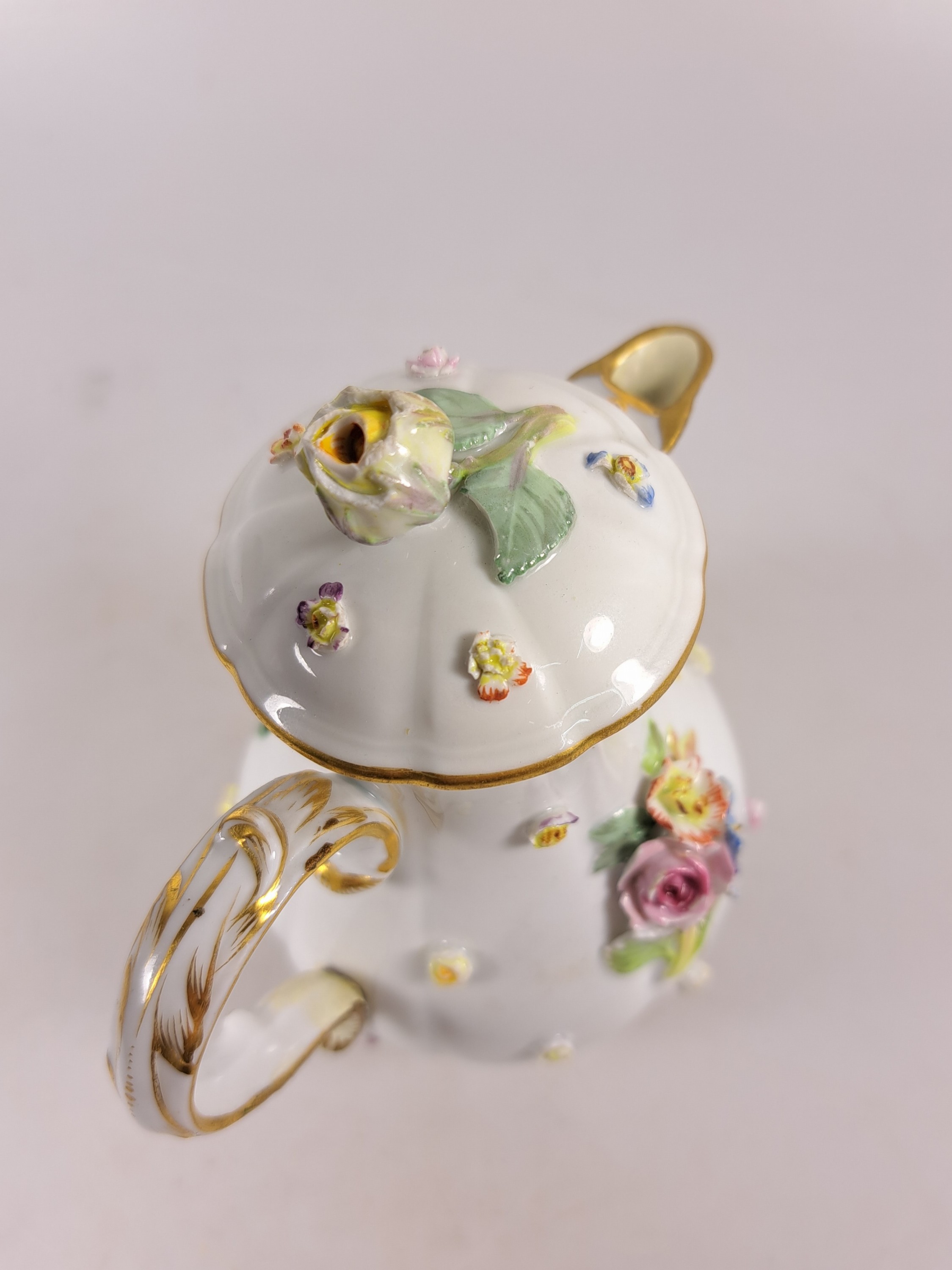 Detail t: Tete-a-tete, Meissen, Knaufzeit/Anfang 20.Jh., Porzellan, gestreute Blümchen, applizierte Blüten und Blätter mehrfach best., mehrfach restauriert, ...