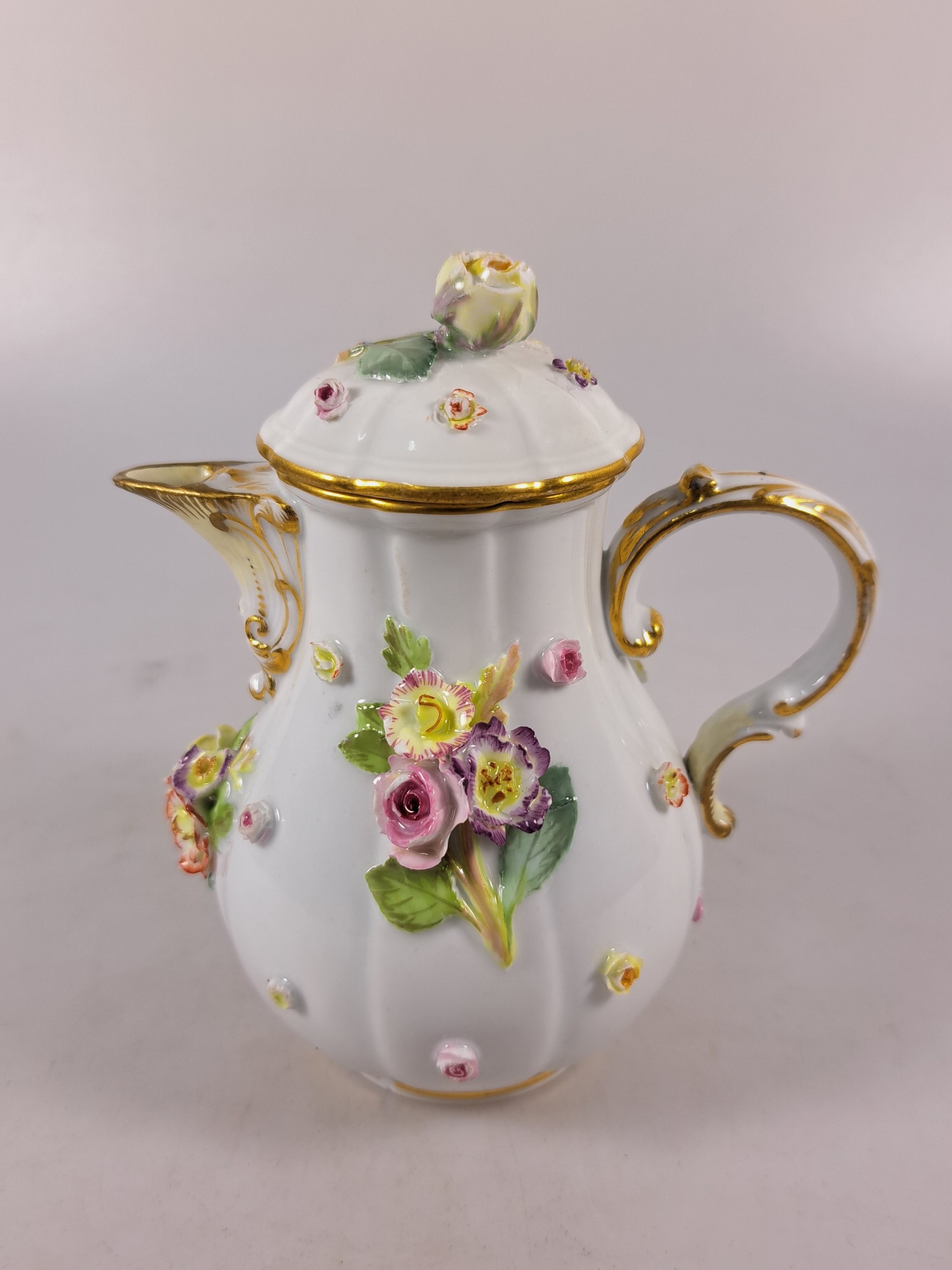 Detail u: Tete-a-tete, Meissen, Knaufzeit/Anfang 20.Jh., Porzellan, gestreute Blümchen, applizierte Blüten und Blätter mehrfach best., mehrfach restauriert, ...