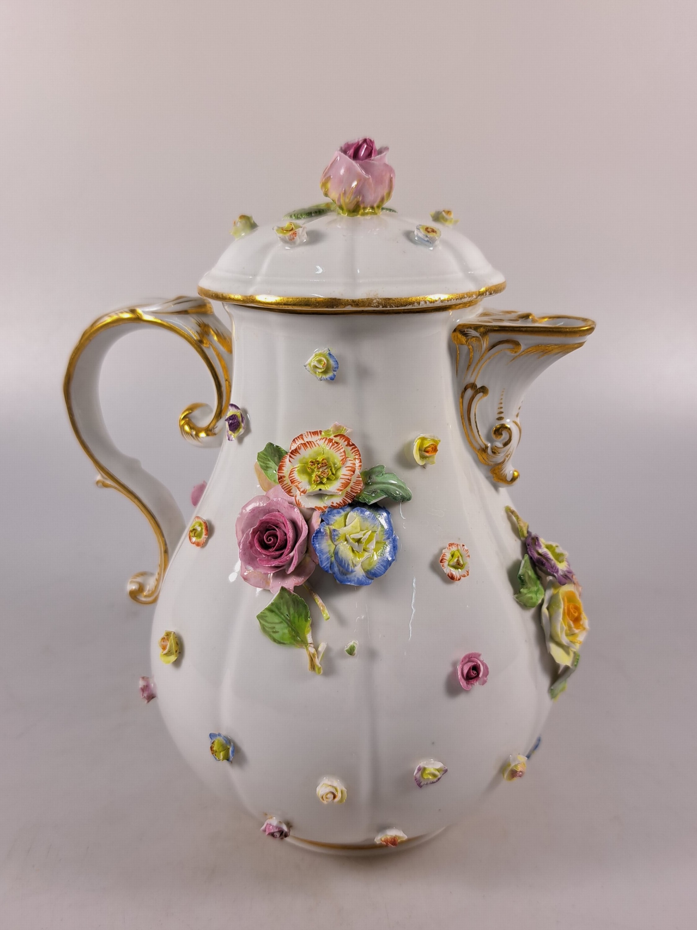 Detail v: Tete-a-tete, Meissen, Knaufzeit/Anfang 20.Jh., Porzellan, gestreute Blümchen, applizierte Blüten und Blätter mehrfach best., mehrfach restauriert, ...