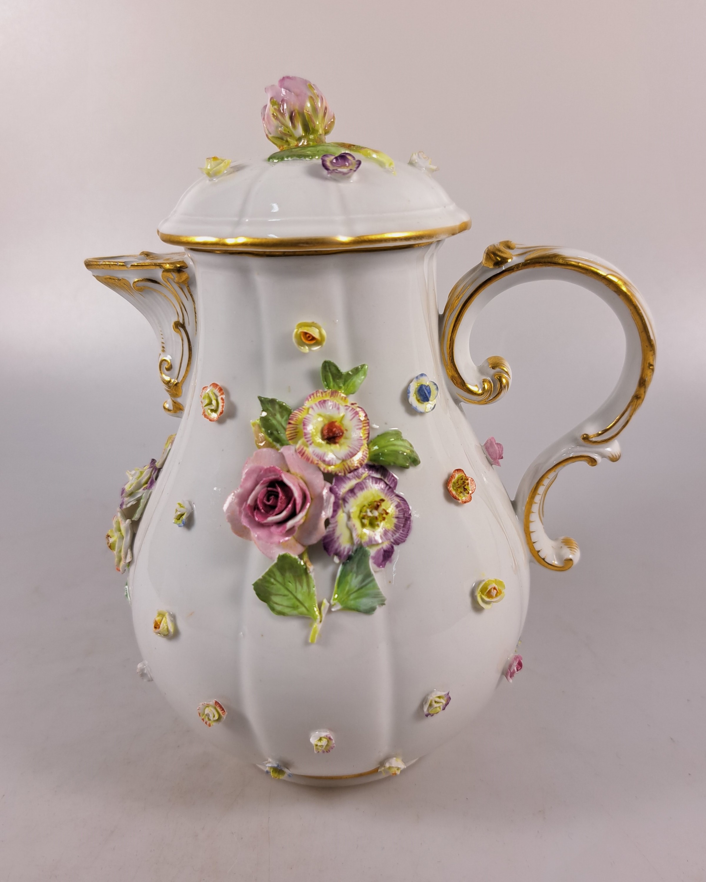 Detail w: Tete-a-tete, Meissen, Knaufzeit/Anfang 20.Jh., Porzellan, gestreute Blümchen, applizierte Blüten und Blätter mehrfach best., mehrfach restauriert, ...