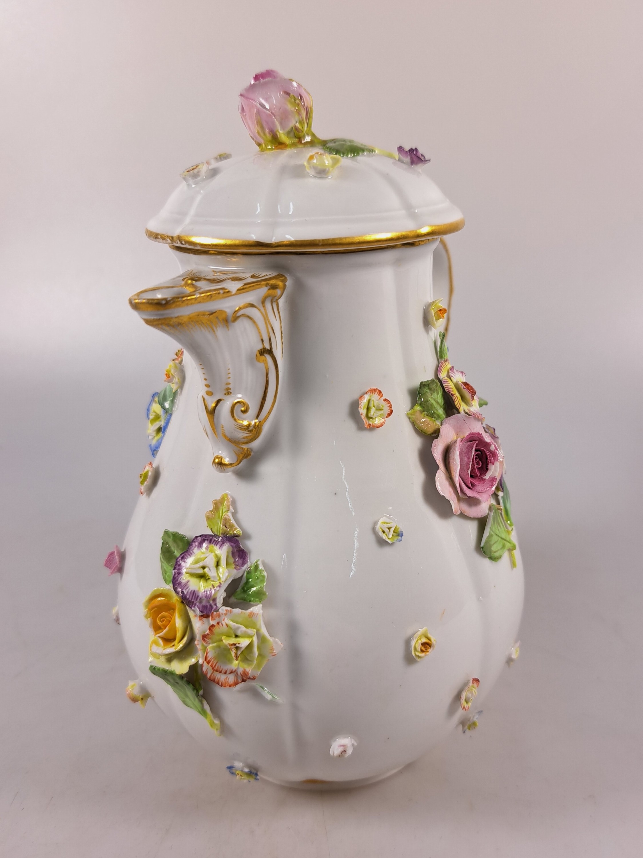 Detail x: Tete-a-tete, Meissen, Knaufzeit/Anfang 20.Jh., Porzellan, gestreute Blümchen, applizierte Blüten und Blätter mehrfach best., mehrfach restauriert, ...