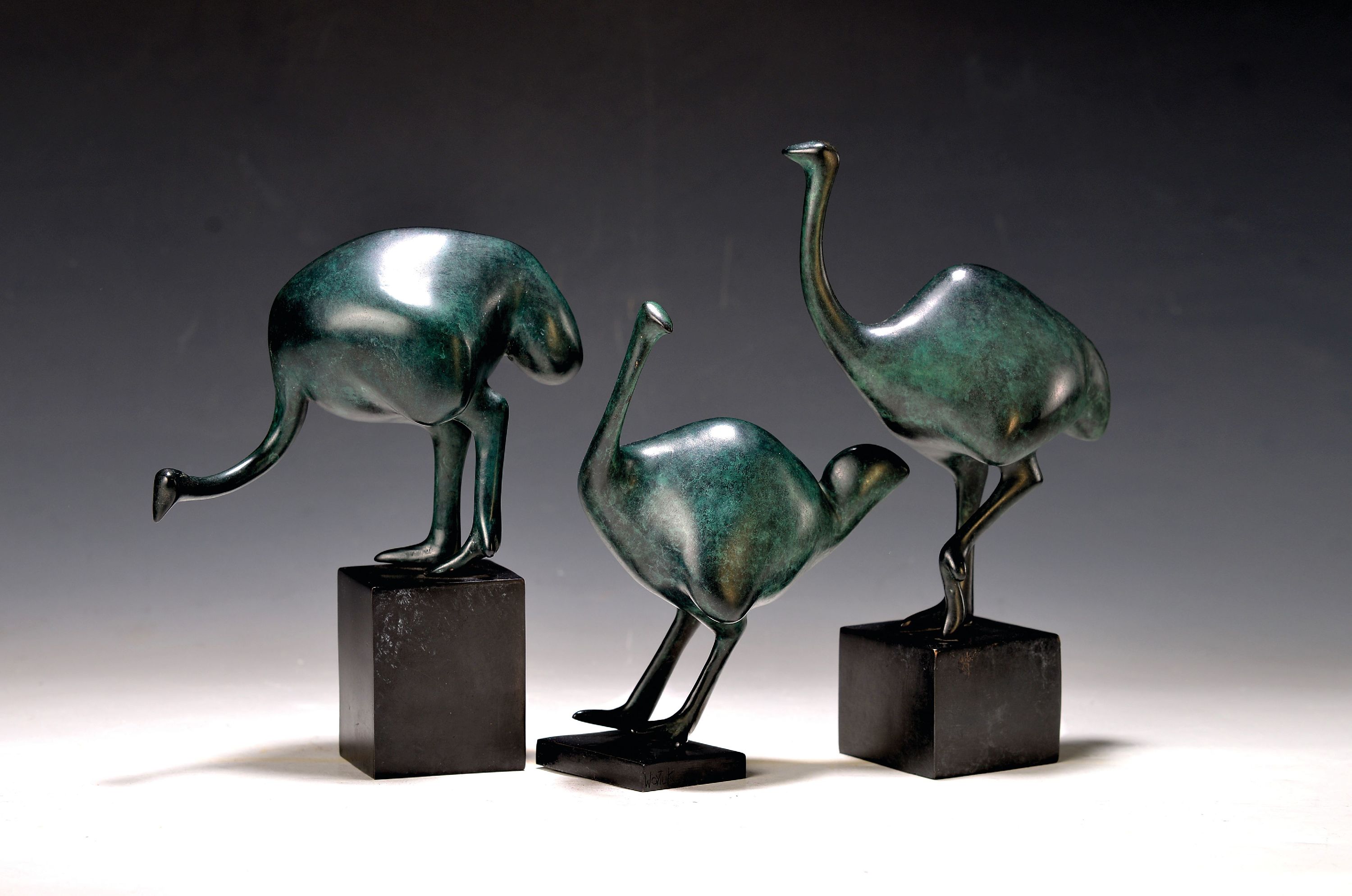 Detail k: Peter Woytuk, geb. 1958, 3 Bronzeskulpturen von Straußen, alle sign., H. ca. 24/21/18cm