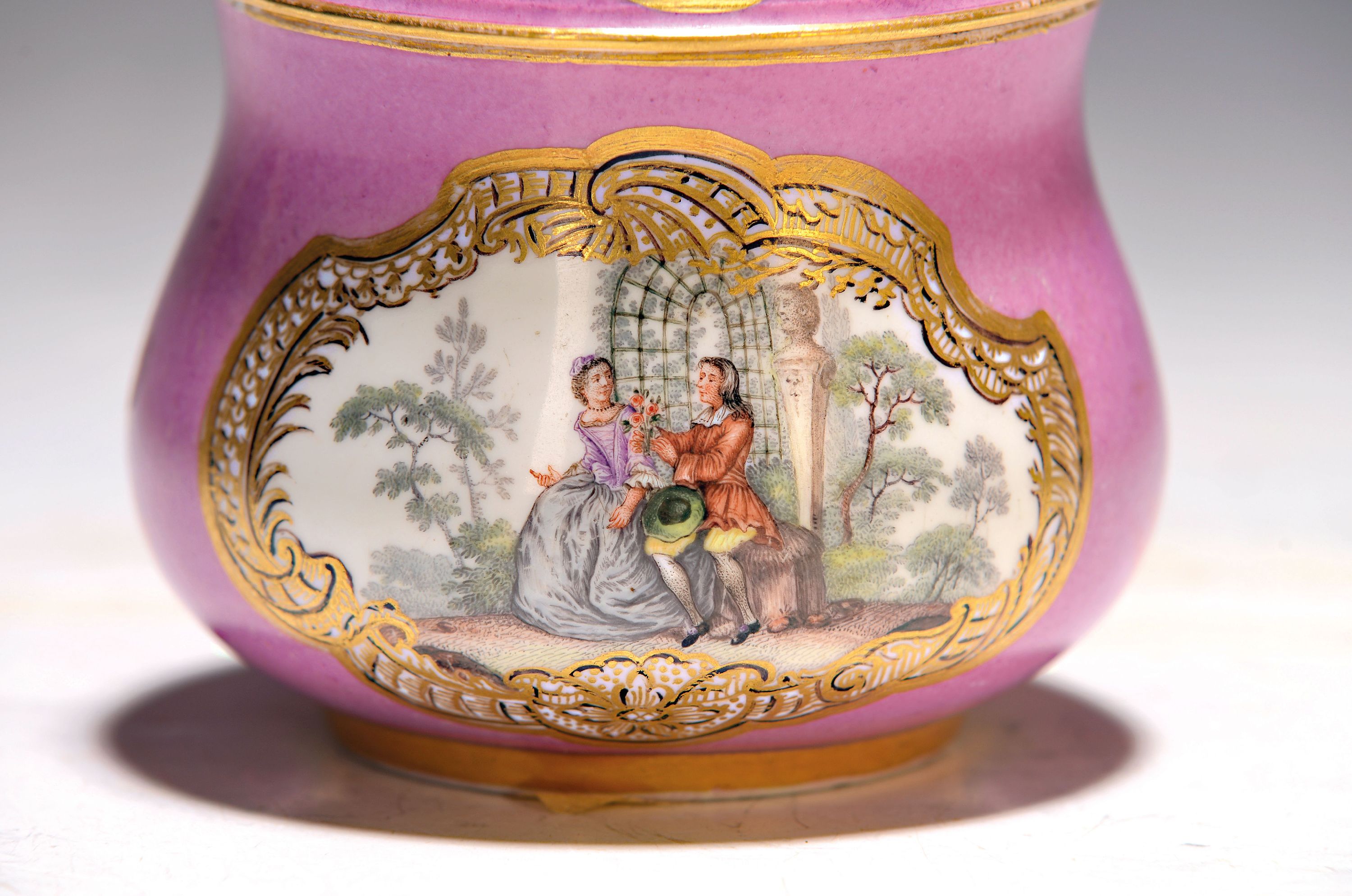 Detail a: Cremetöpfchen mit Rokokomalerei, Meissen, um 1750-65, purpurfarbener Fond, Bildkartuschen mit Galanterien, Goldstaffage, Deckelrose berieben, l. ...