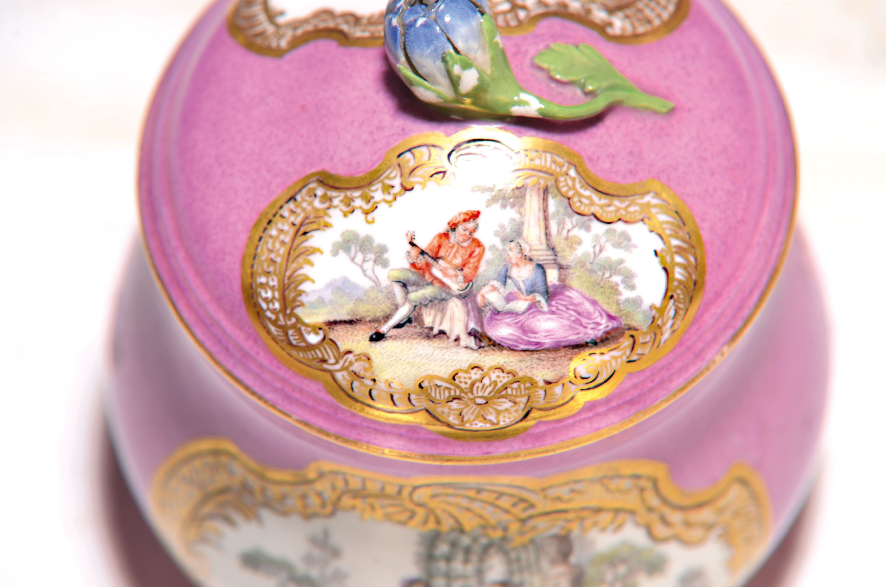 Detail b: Cremetöpfchen mit Rokokomalerei, Meissen, um 1750-65, purpurfarbener Fond, Bildkartuschen mit Galanterien, Goldstaffage, Deckelrose berieben, l. ...