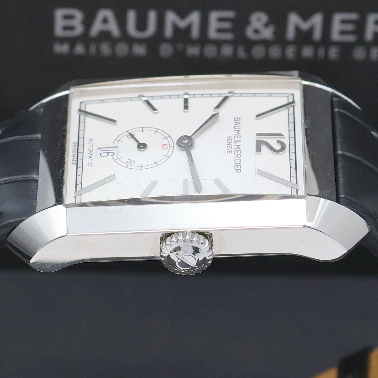 Detail d: BAUME & MERCIER Herrenarmbanduhr Hampton Referenz 65889, Automatik, Schweiz um 2020, Edelstahlgeh. inkl. orig. Lederband m. dopp. Faltschl., 4-fach ...