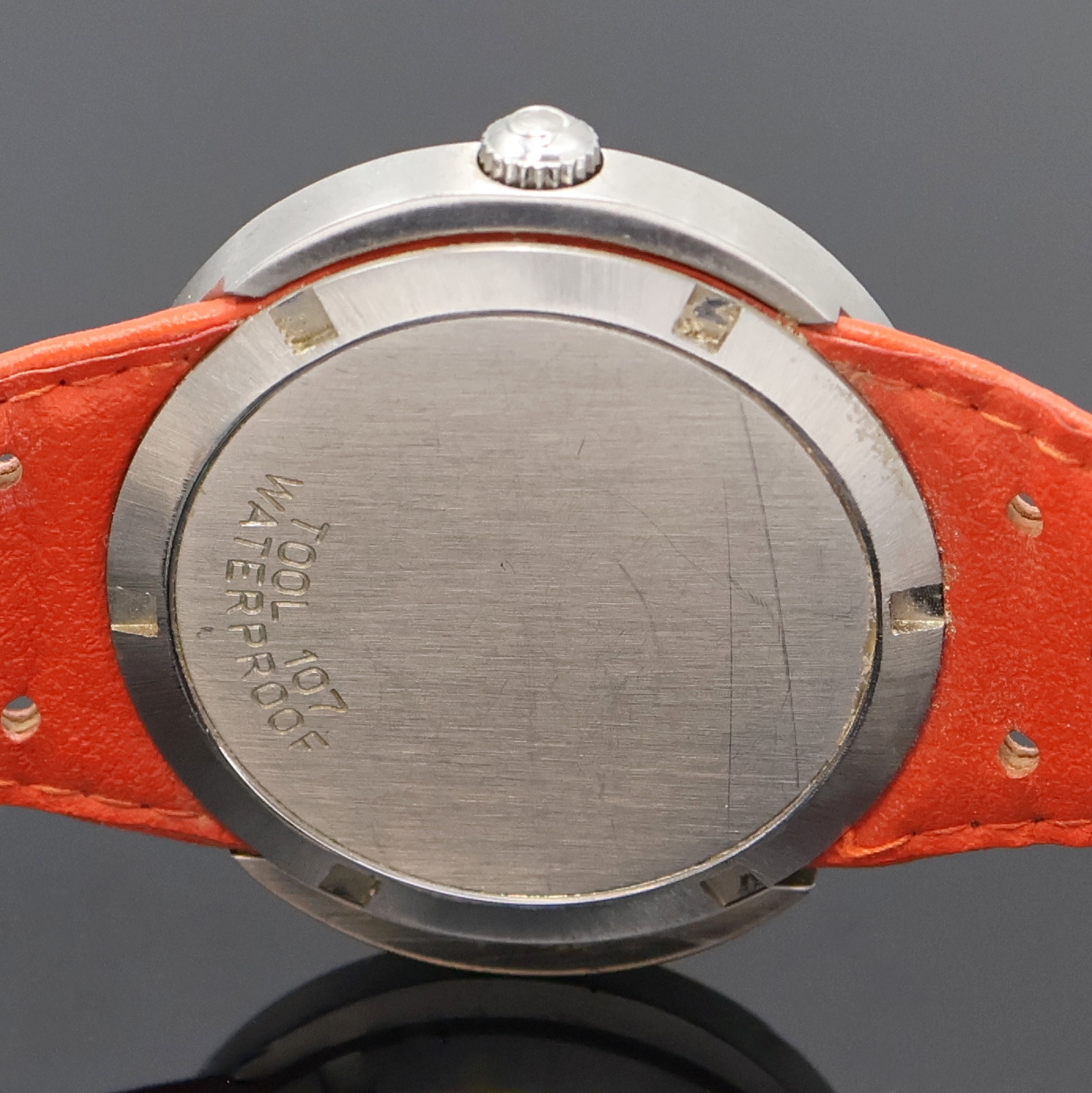 Detail d: OMEGA Dynamic Herrenarmbanduhr in Stahl/Lederband Referenz 166.039, Schweiz um 1969, Automatik, Monocoque-Geh., orig. Glas u. Krone, silb. ...