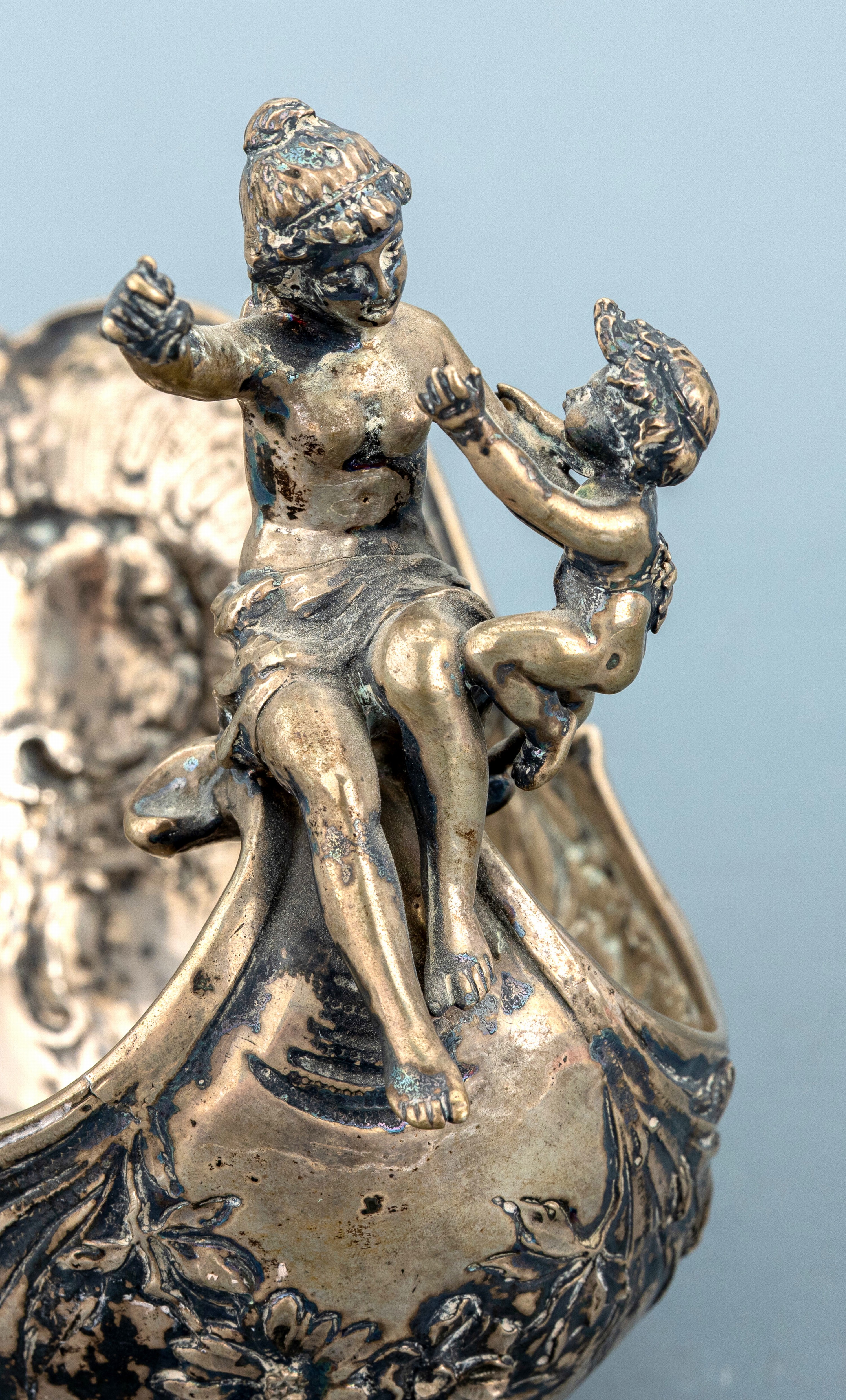 Detail a: Kleine Jardiniere, deutsch, wohl Hanau, um 1890-1900, 800er Silber, reiches Rokoko -Dekor, mit Rocaillen, Voluten, Blüten und Blättern, Griff ...