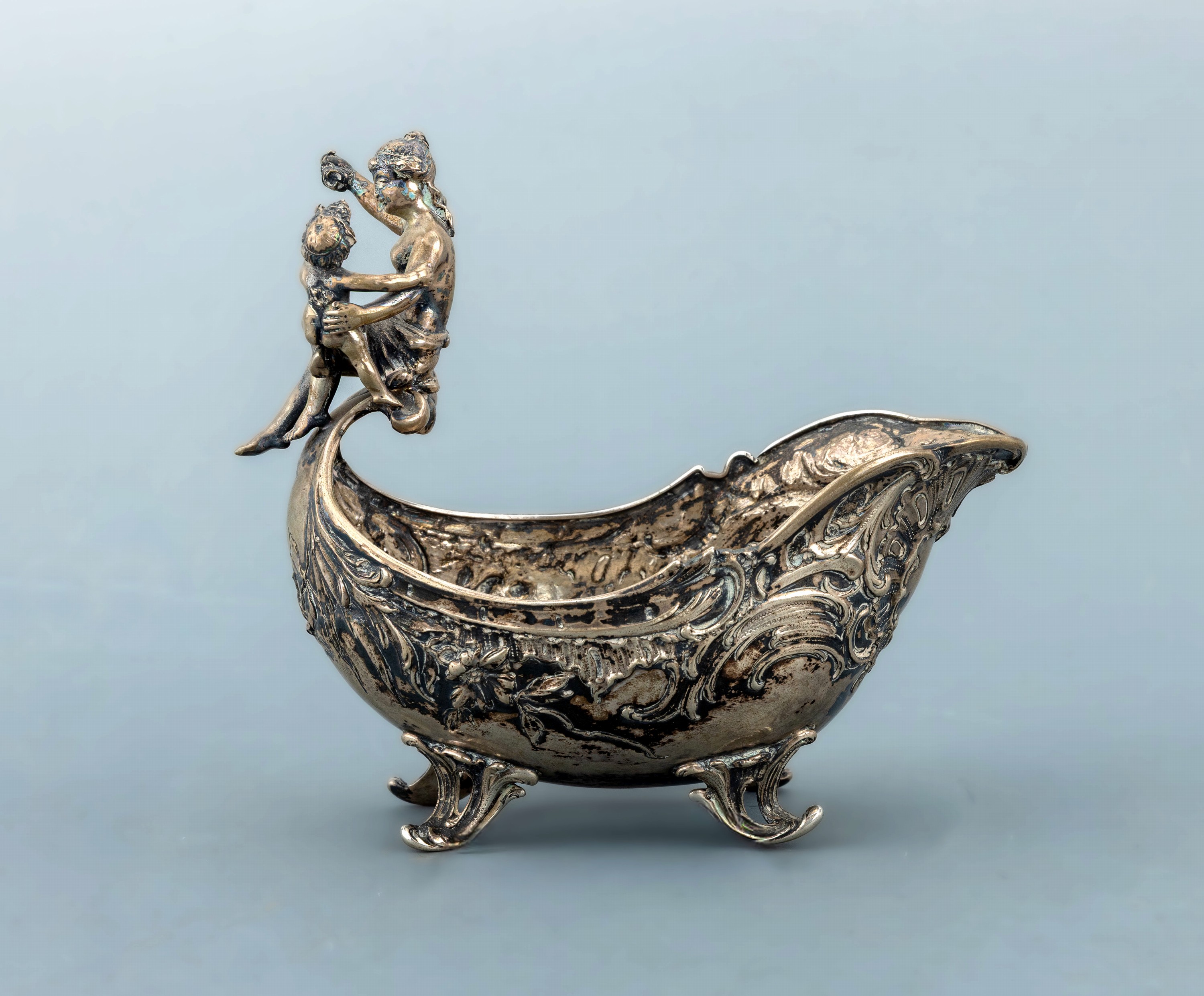 Detail b: Kleine Jardiniere, deutsch, wohl Hanau, um 1890-1900, 800er Silber, reiches Rokoko -Dekor, mit Rocaillen, Voluten, Blüten und Blättern, Griff ...