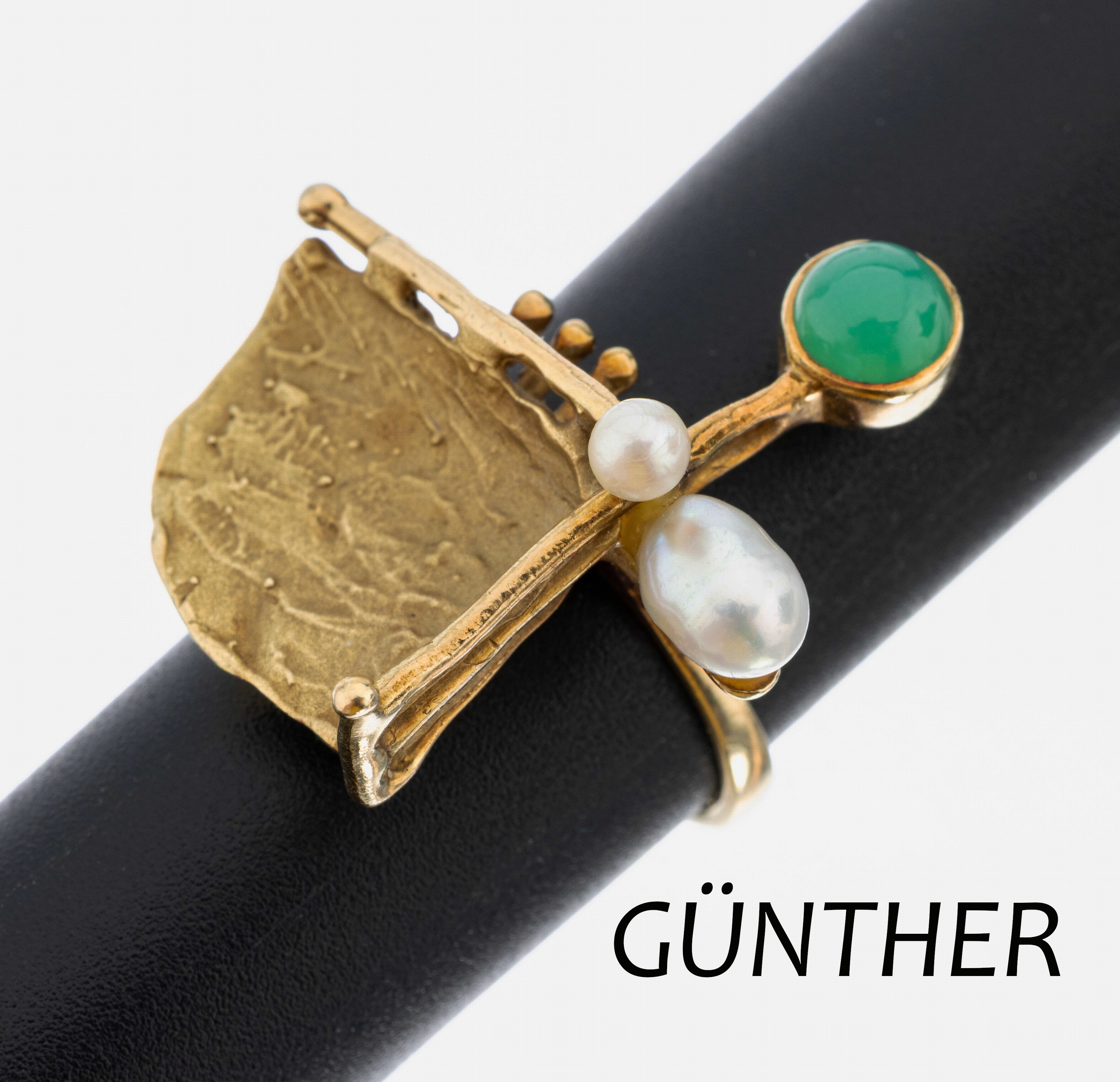 14 kt Gold Chrysopras-Perl-Ring, GG 585/000, Chrysopras-Cabochon ca. 1.0 ct, 2 Zuchtperlen, ausgefallenes Design, RW 51, ca. 6.2 g, Meistermarke ...