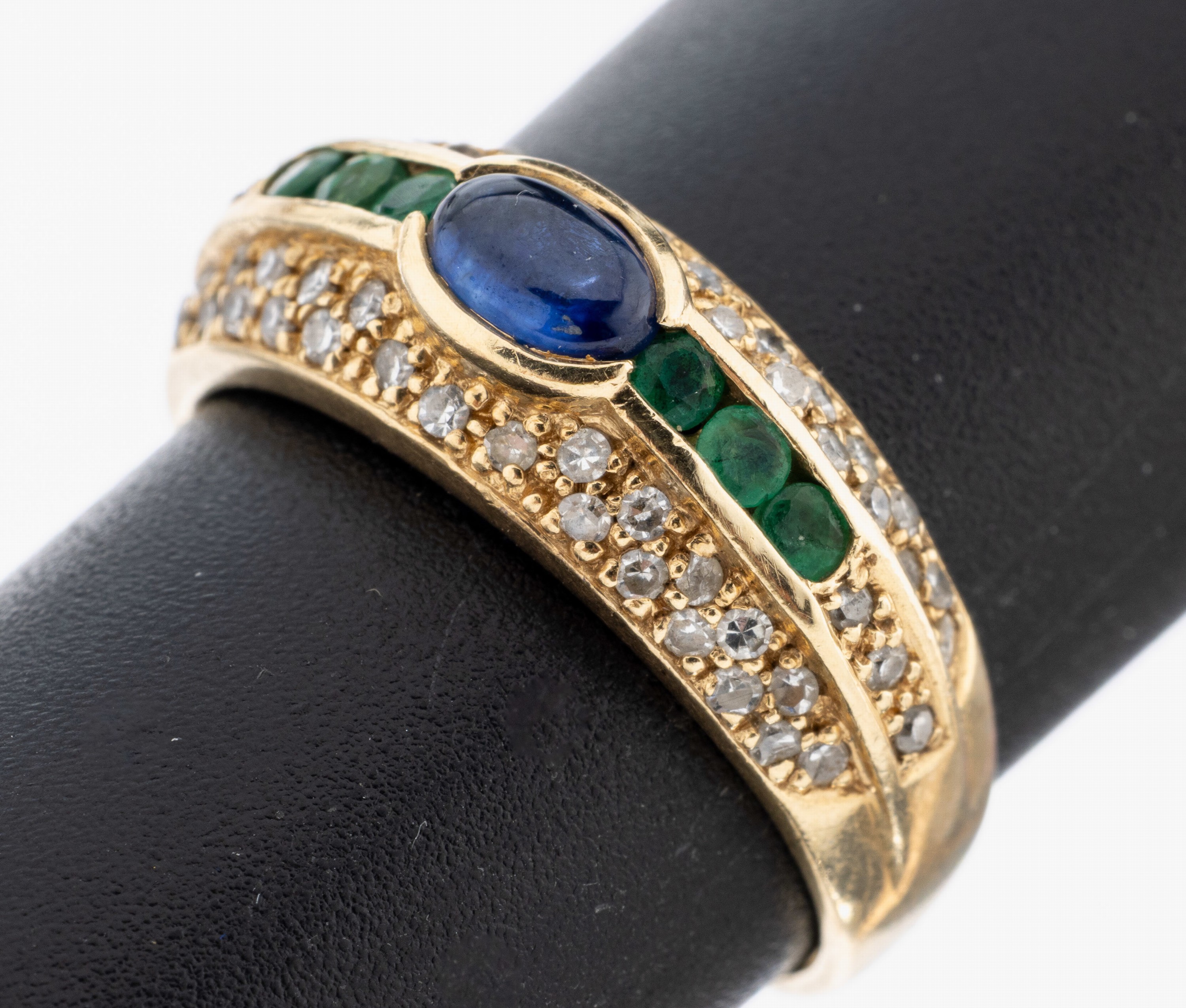14 kt Gold Farbstein-Diamant-Ring, GG 585/000, mittig ovaler Saphir-Cabochon ca. 0.50 ct, 6 ovalfacett. Smaragde zus. ca. 0.12 ct, 56 8/8-Diamanten ...