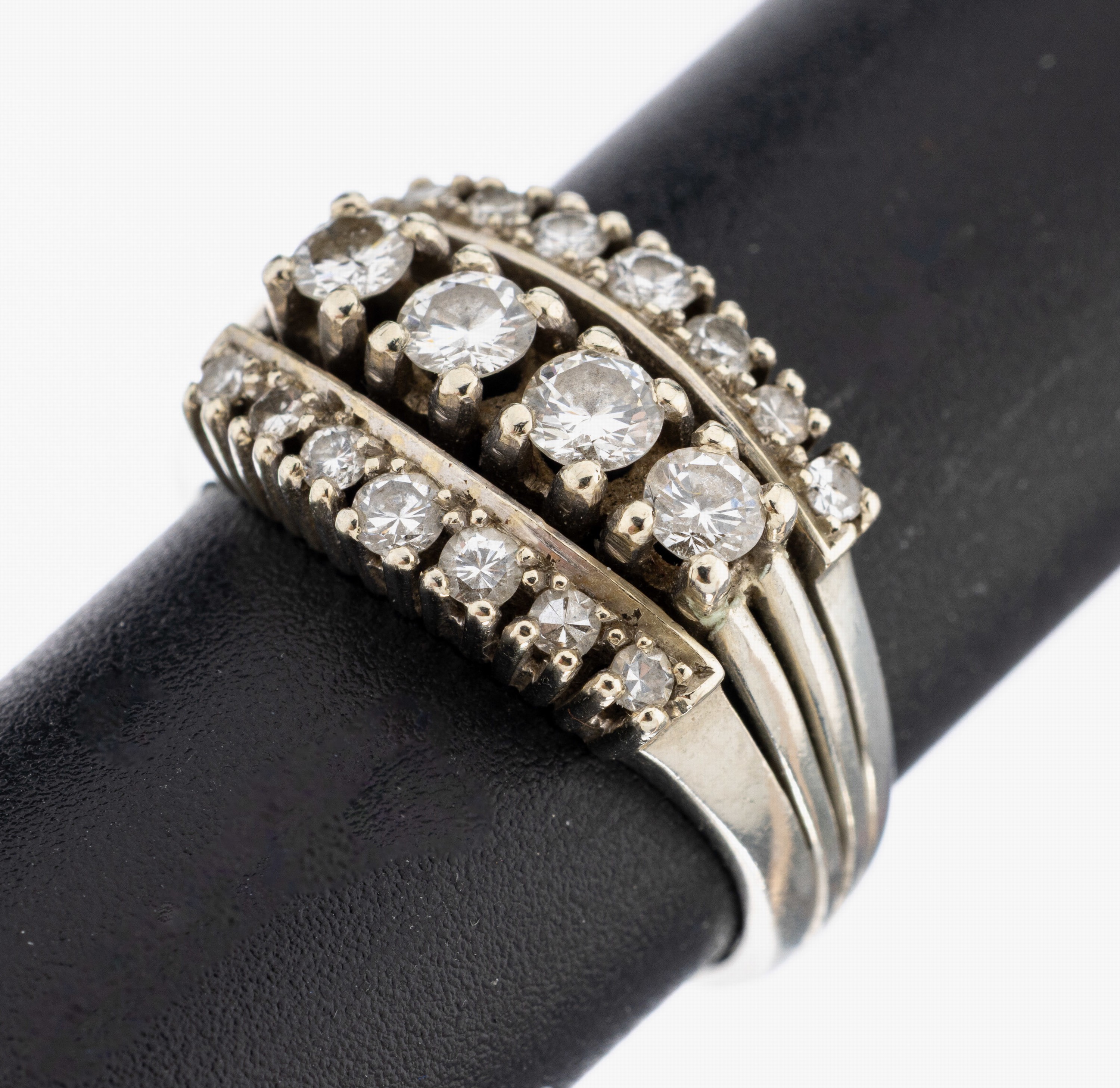 Image 27036873 - 18 kt Gold Diamant-Ring, WG 750/000, mittig4 Brillanten zus. ca. 0.34 ct Weiß/si, ...