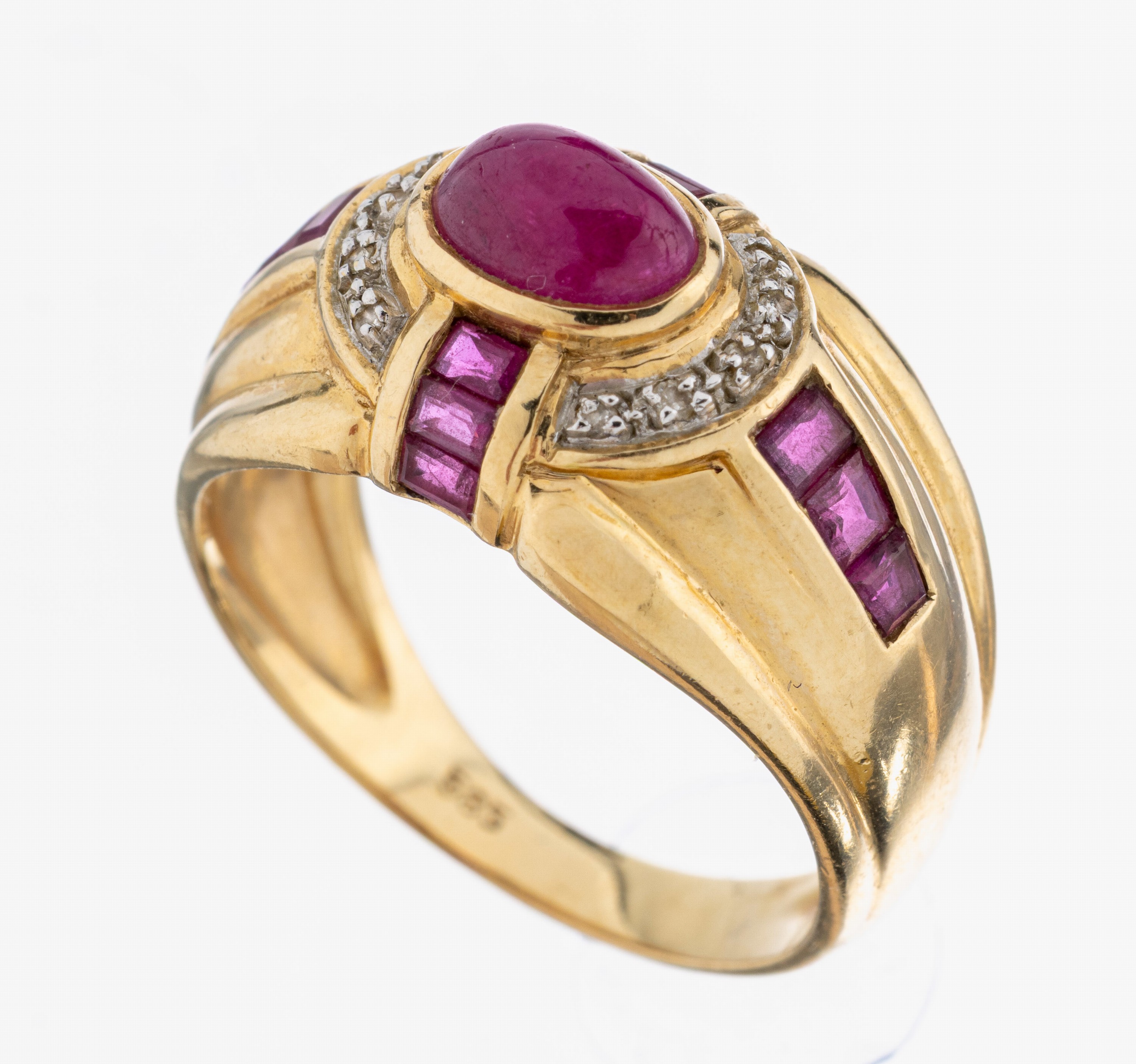 Image 27036874 - 14 kt Gold Rubin-Diamant-Ring, GG 585/000, Rubin-Cabochon und 12 Rubin-Carrees zus. ca. ...