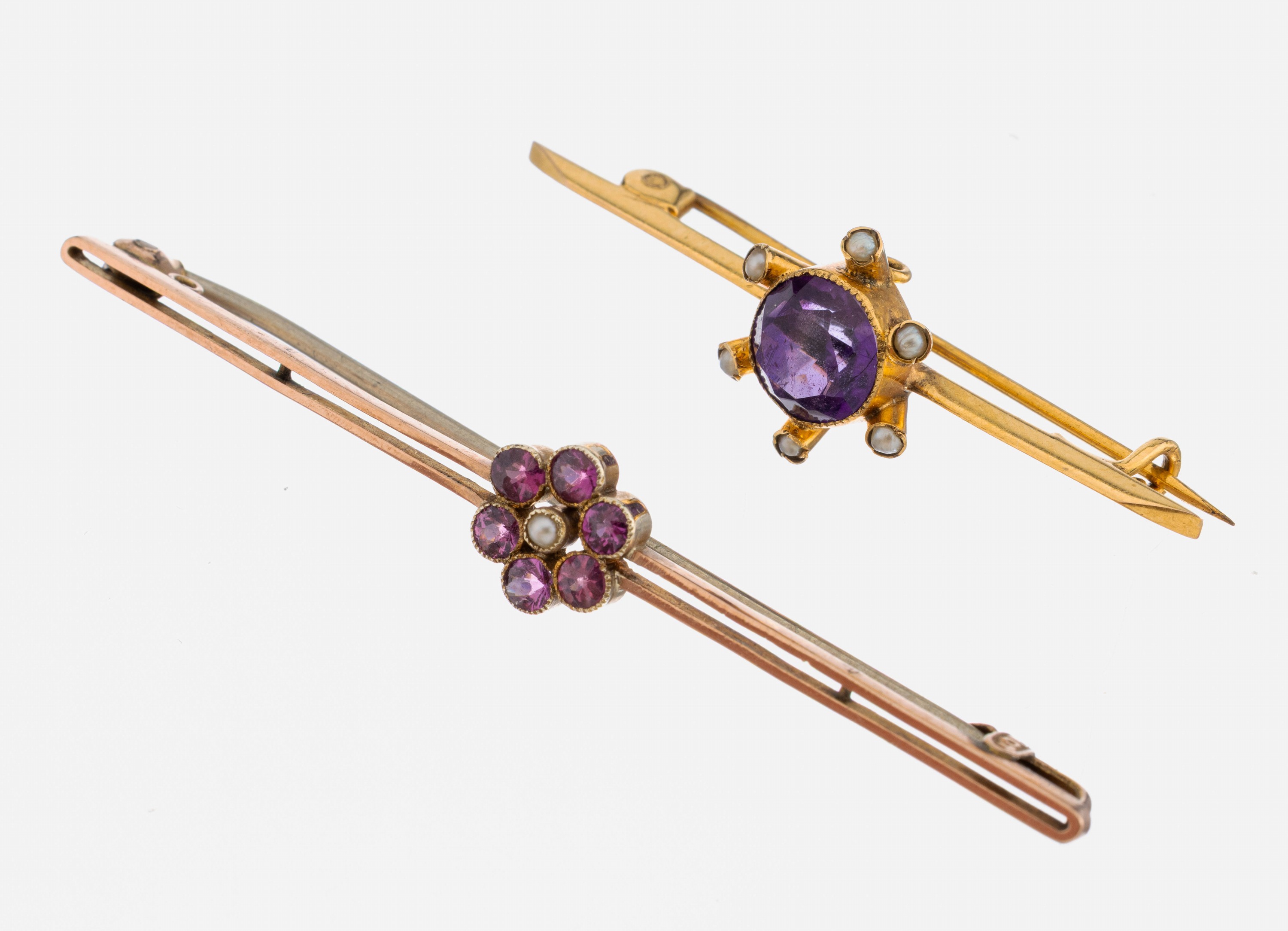 Image 27036878 - 9 kt Gold Konvolut 2 Broschen, England um 1900, RG/GG 375/000, 1 x GG, mittig ein ...