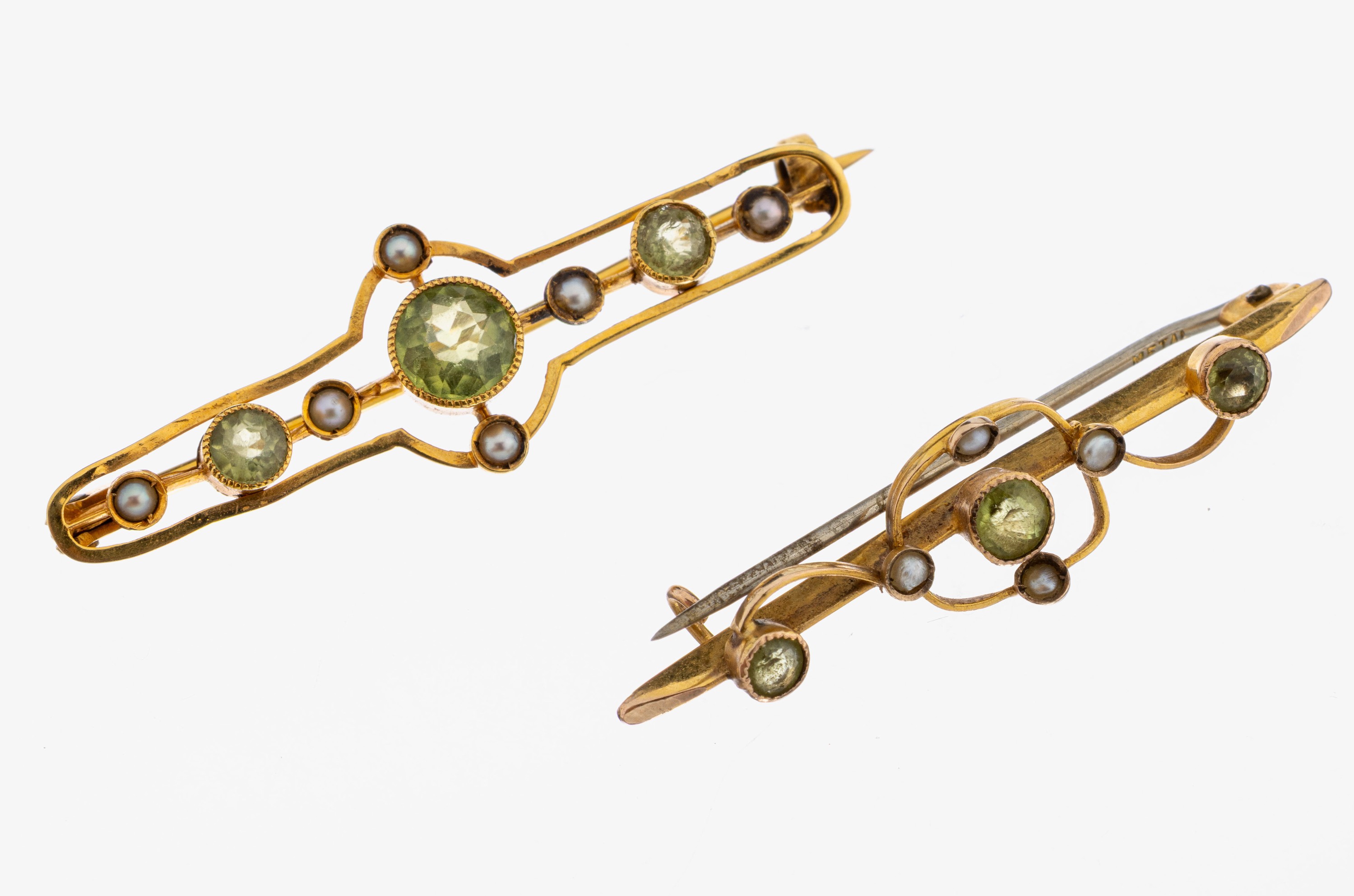 Image 27036879 - 9 kt Gold Konvolut 2 Peridot-Perl-Broschen, England um 1900, GG 375/000, 1x ...