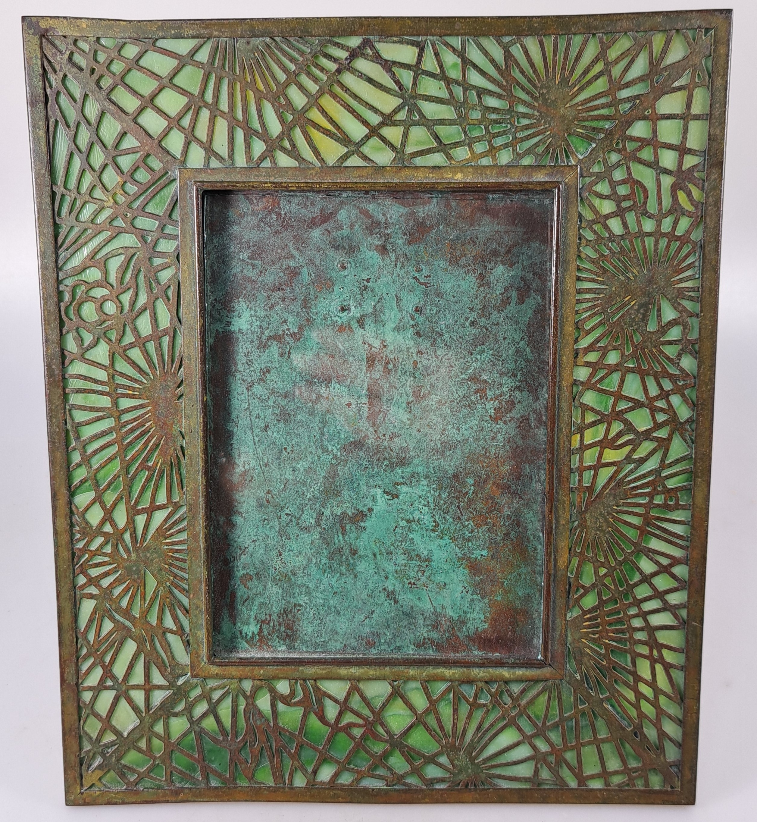 Detail a: Bilderrahmen, Tiffany Studios, New York, num. 947, Opakglaseinsatz in Grün, Bronzerahmen patiniert, aufstellbar, ca. 23.5 x 19 cm