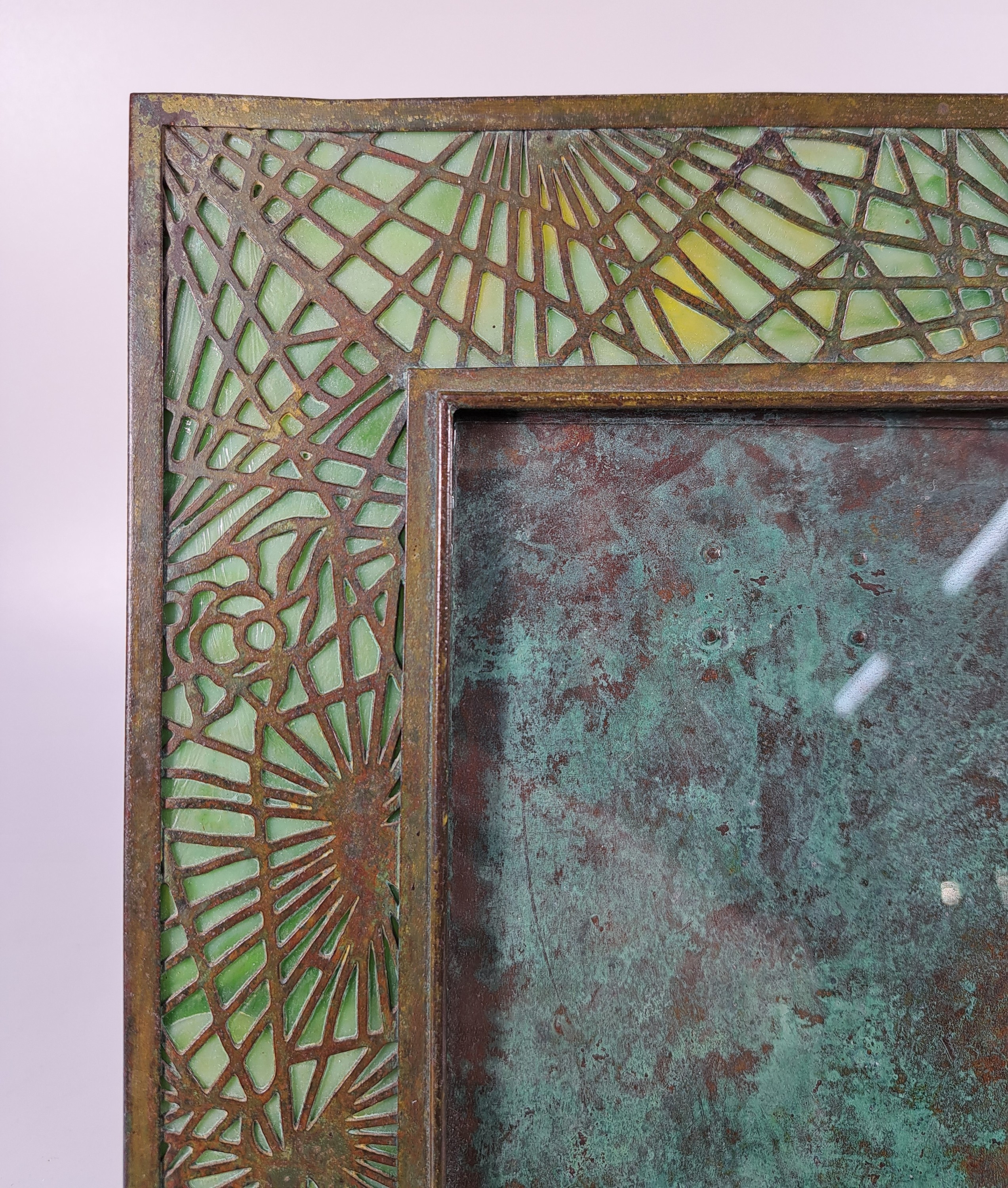 Detail b: Bilderrahmen, Tiffany Studios, New York, num. 947, Opakglaseinsatz in Grün, Bronzerahmen patiniert, aufstellbar, ca. 23.5 x 19 cm
