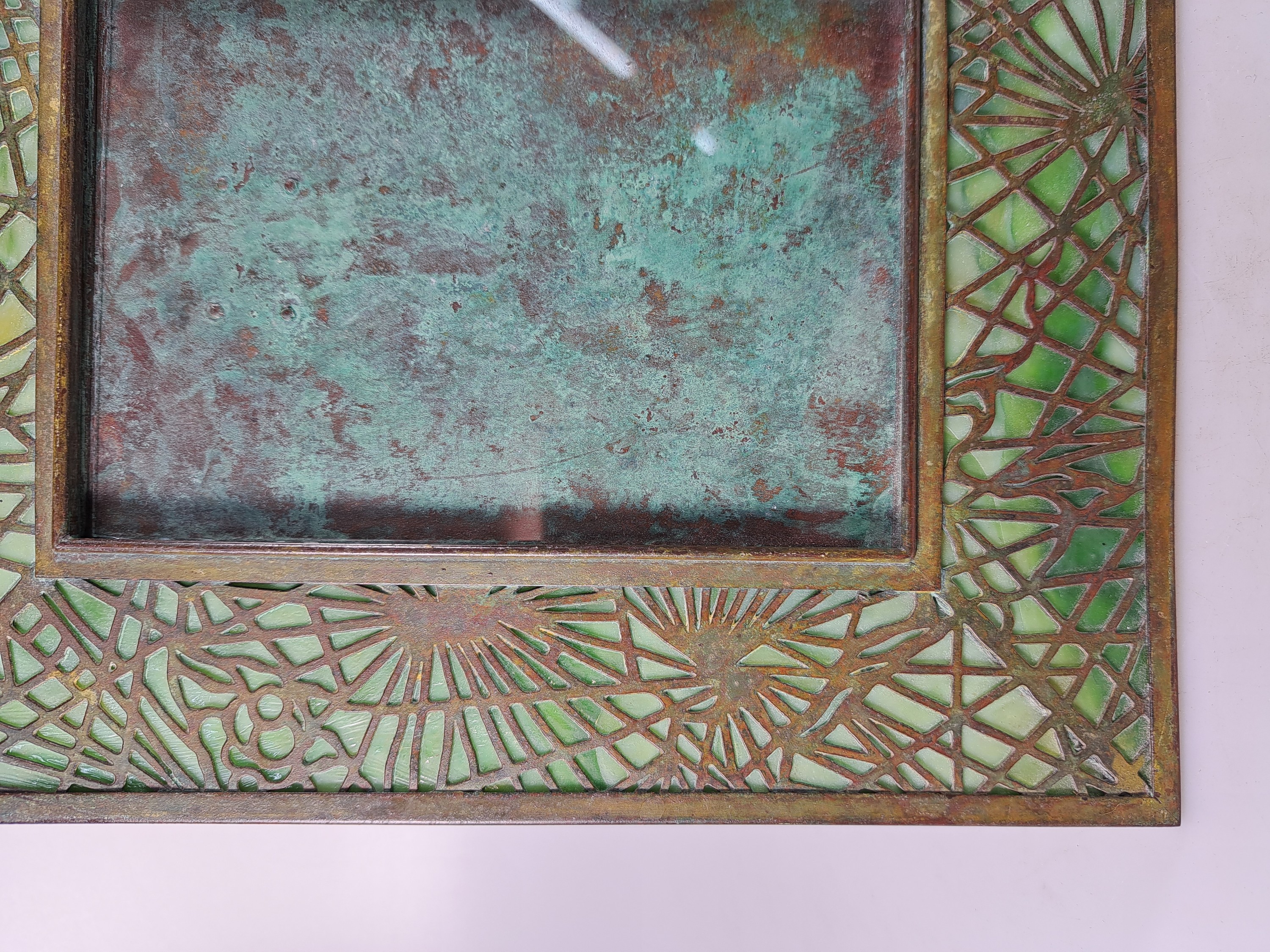 Detail c: Bilderrahmen, Tiffany Studios, New York, num. 947, Opakglaseinsatz in Grün, Bronzerahmen patiniert, aufstellbar, ca. 23.5 x 19 cm