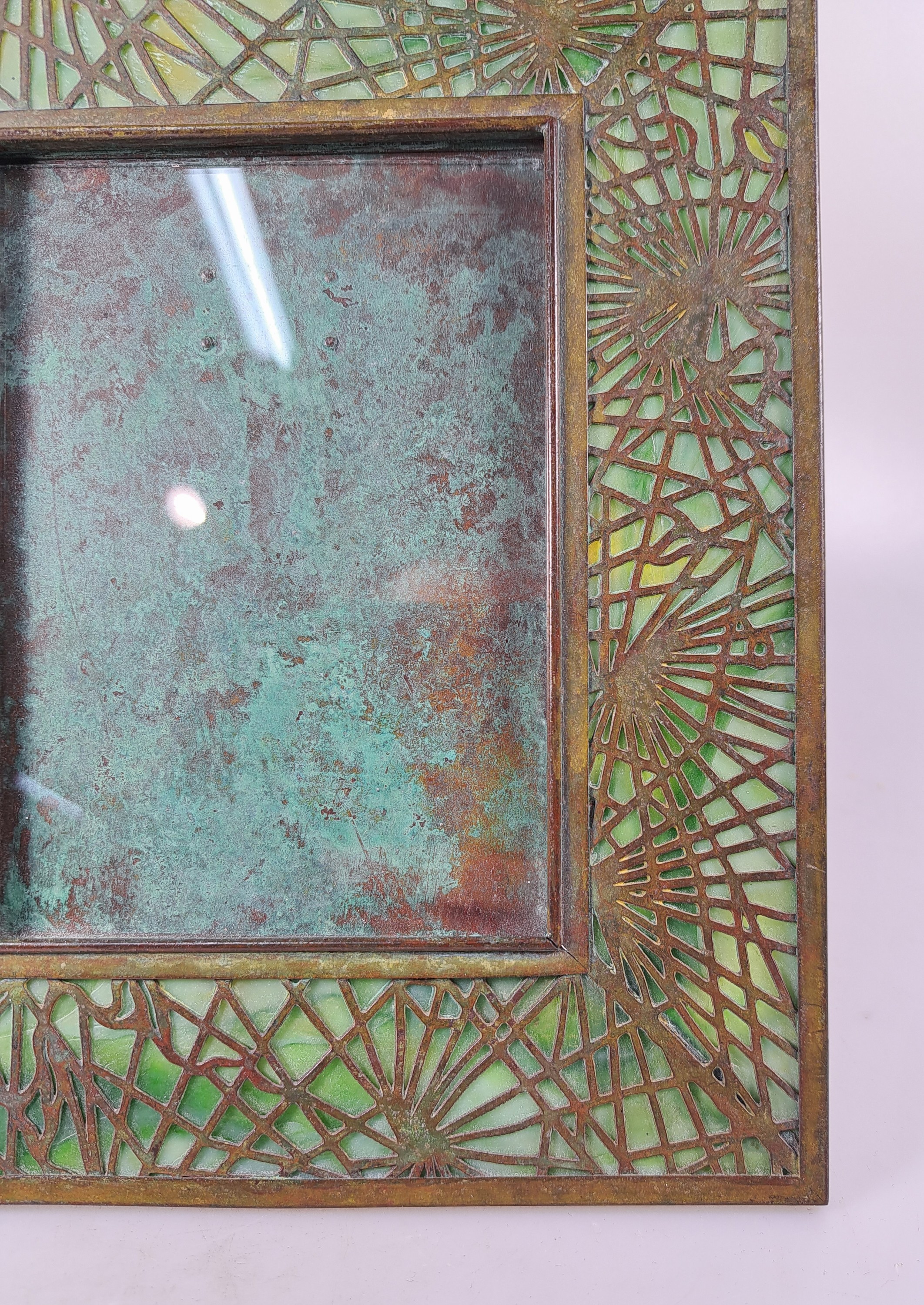 Detail d: Bilderrahmen, Tiffany Studios, New York, num. 947, Opakglaseinsatz in Grün, Bronzerahmen patiniert, aufstellbar, ca. 23.5 x 19 cm