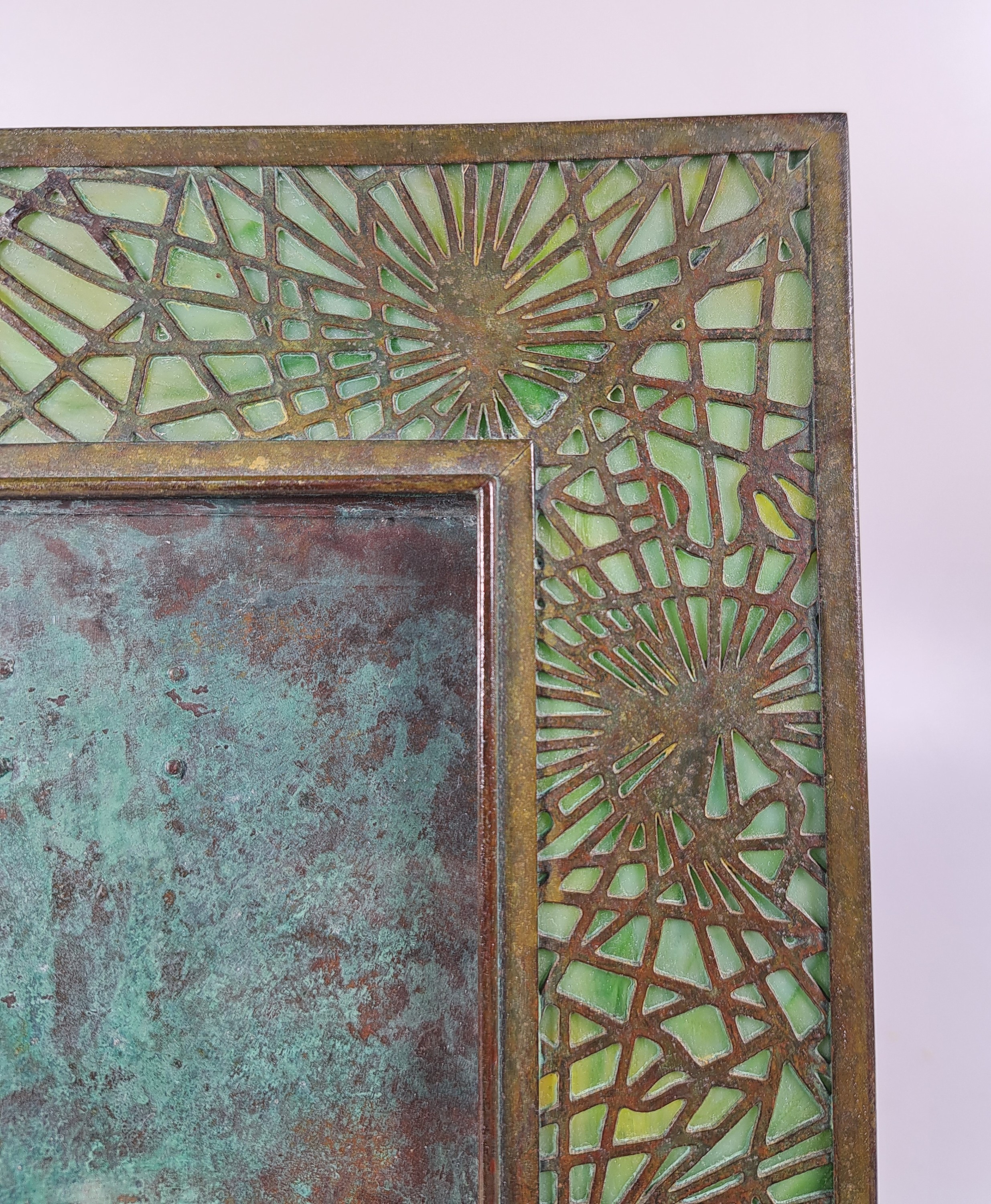 Detail e: Bilderrahmen, Tiffany Studios, New York, num. 947, Opakglaseinsatz in Grün, Bronzerahmen patiniert, aufstellbar, ca. 23.5 x 19 cm