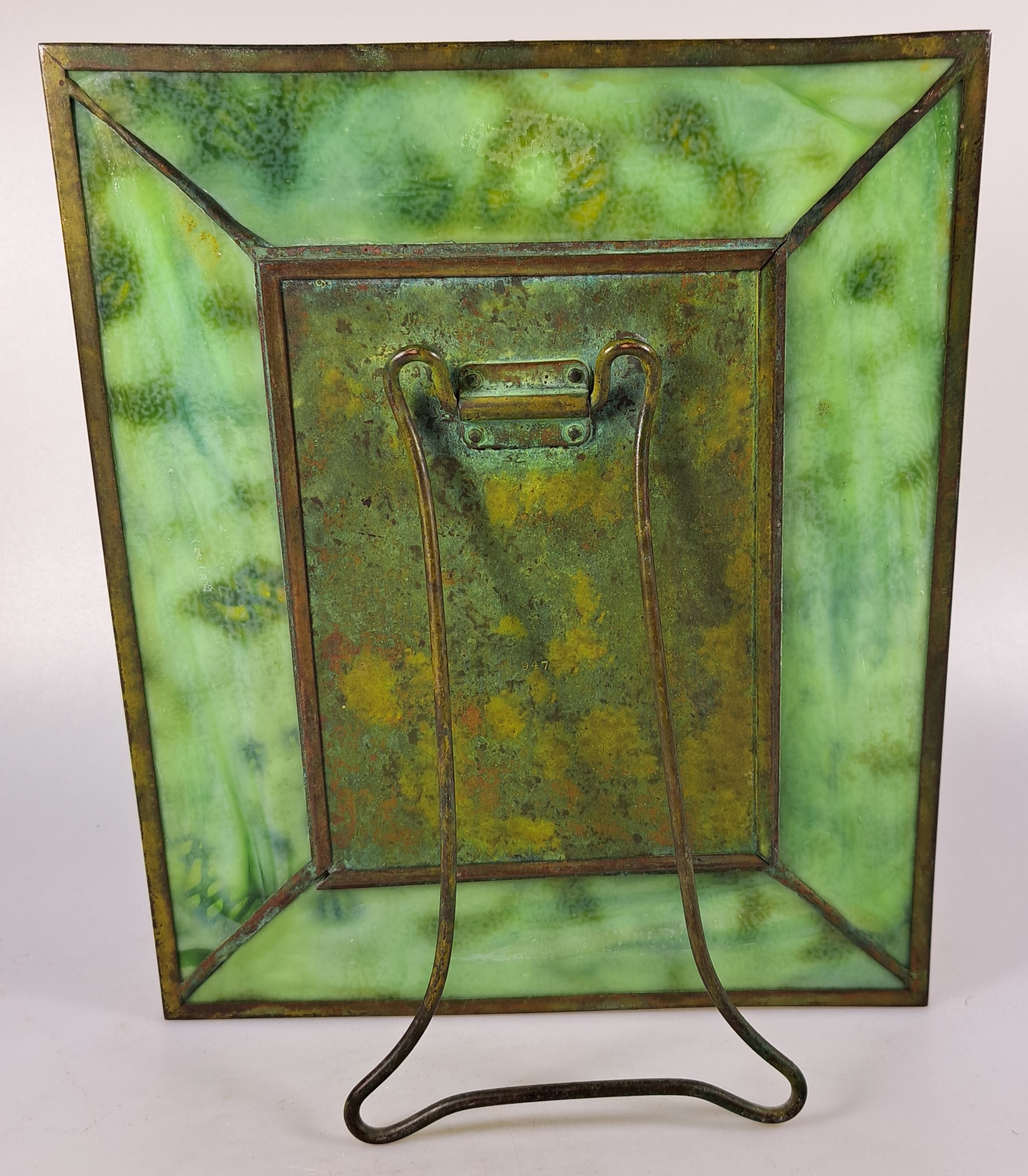 Detail f: Bilderrahmen, Tiffany Studios, New York, num. 947, Opakglaseinsatz in Grün, Bronzerahmen patiniert, aufstellbar, ca. 23.5 x 19 cm