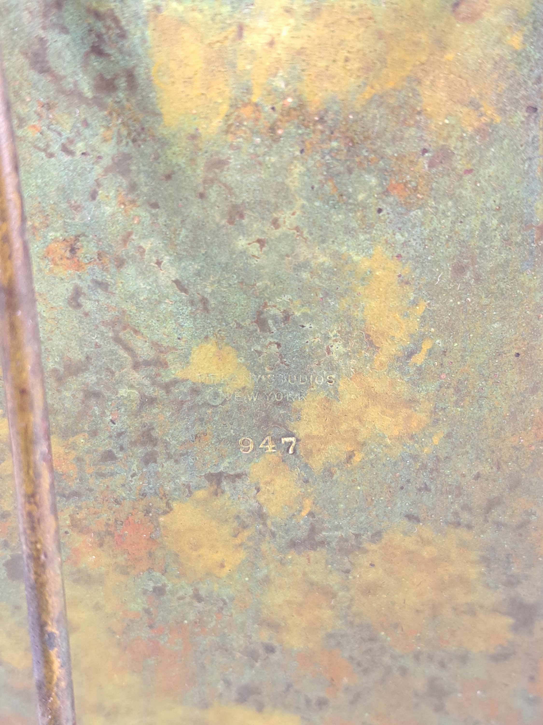 Detail g: Bilderrahmen, Tiffany Studios, New York, num. 947, Opakglaseinsatz in Grün, Bronzerahmen patiniert, aufstellbar, ca. 23.5 x 19 cm