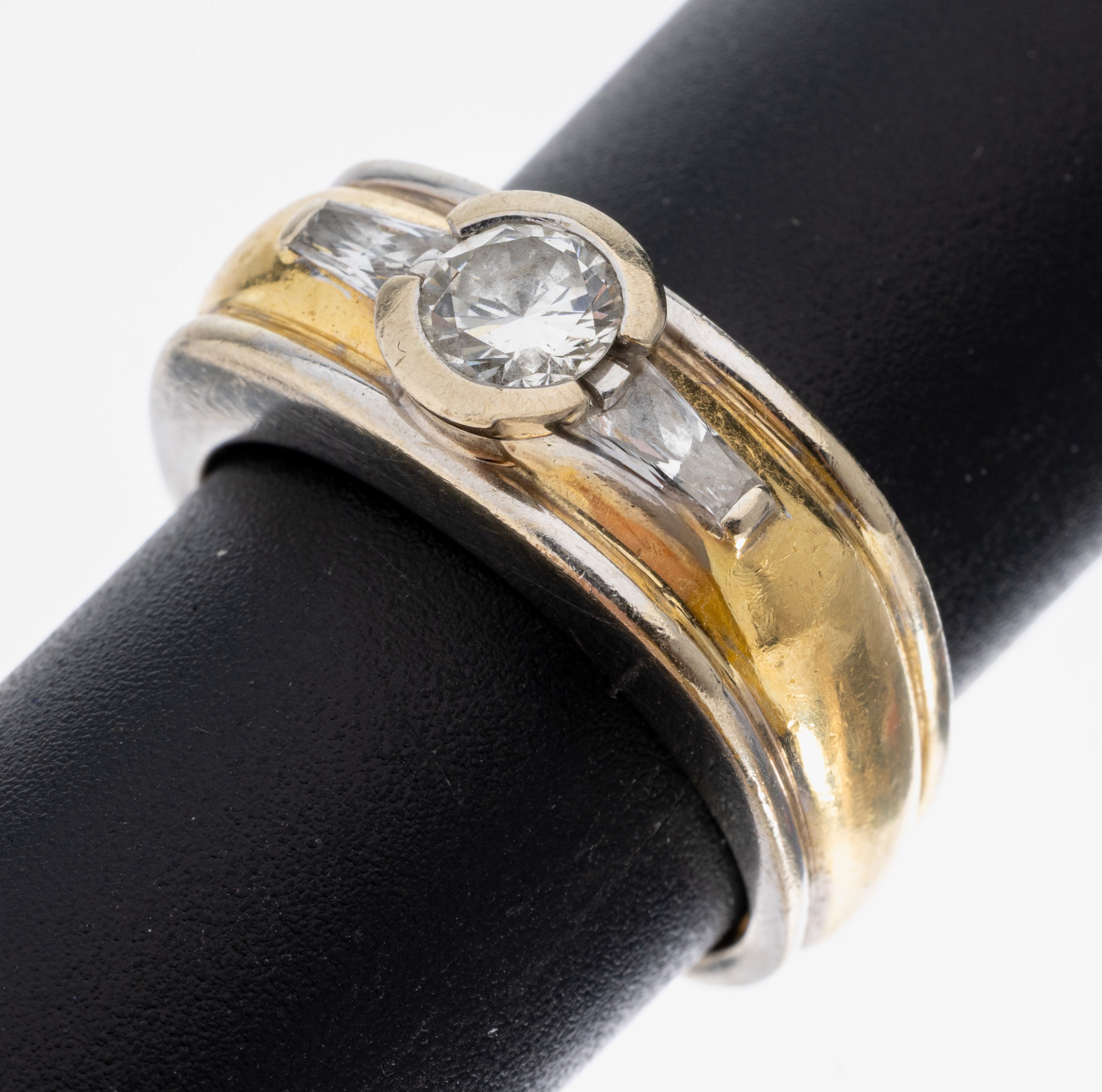 Image 27036891 - 18 kt Gold Diamant-Ring, GG/WG 750/000, mittig Brillant ca. 0.50 ct Weiß/si, 2 ...