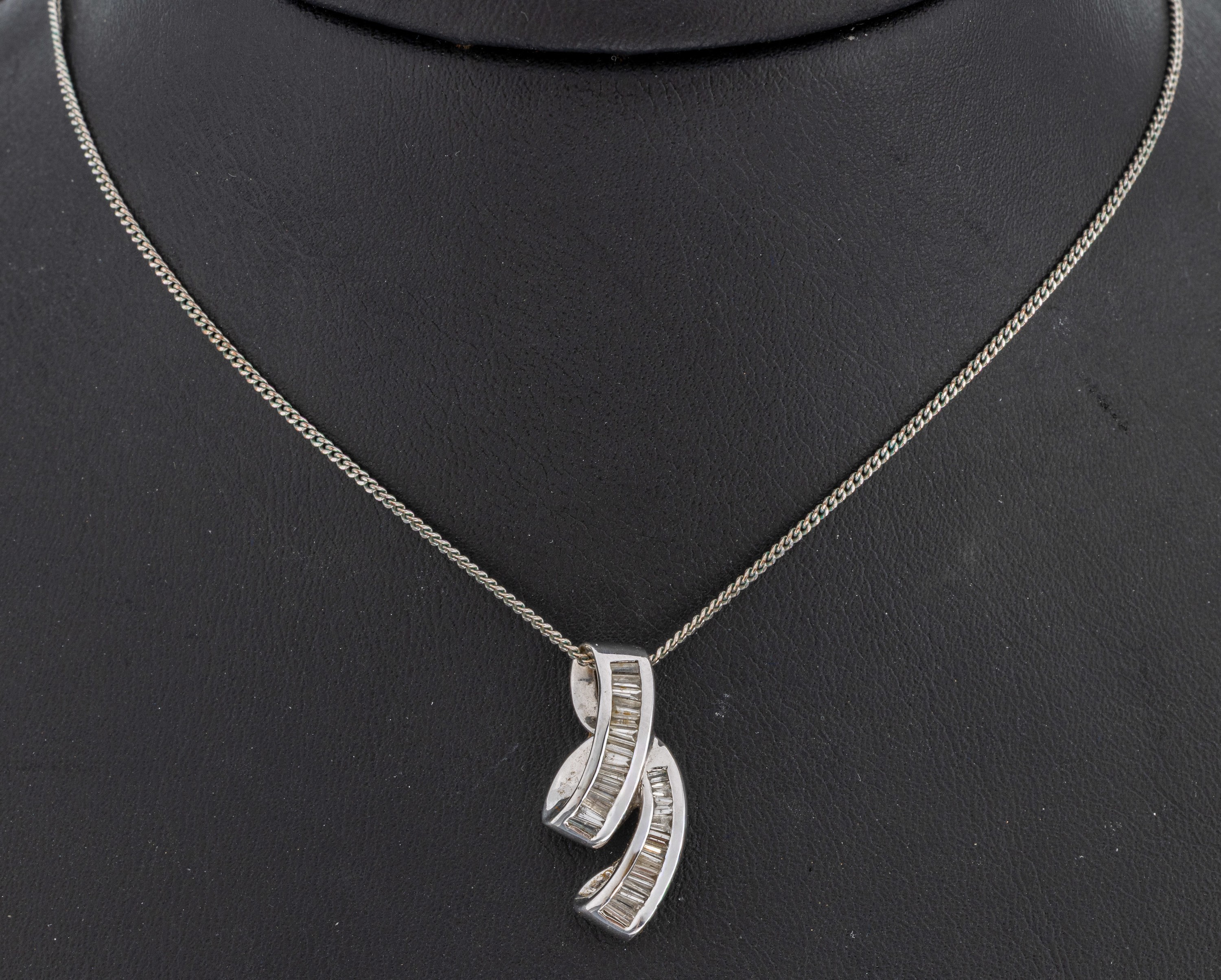 Image 27036899 - 14 kt Gold Diamant-Anhänger, WG 585/000, geschwungen, 25 Diamant-Baguettes zus. ca. ...