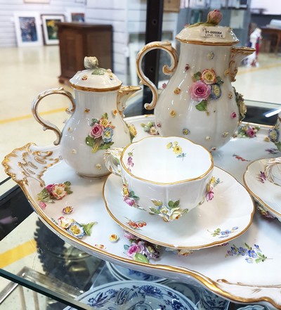 27036845b - Tete-a-tete, Meissen, Knaufzeit/Anfang 20.Jh., Porzellan, gestreute Blümchen, ...