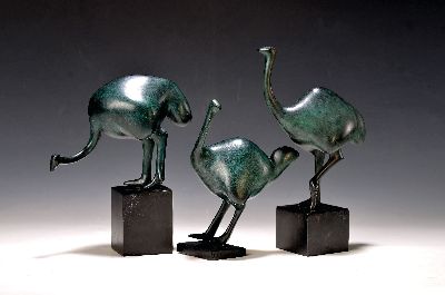 27036848k - Peter Woytuk, geb. 1958, 3 Bronzeskulpturen von Straußen, alle sign., H. ca. 24/21/18cm